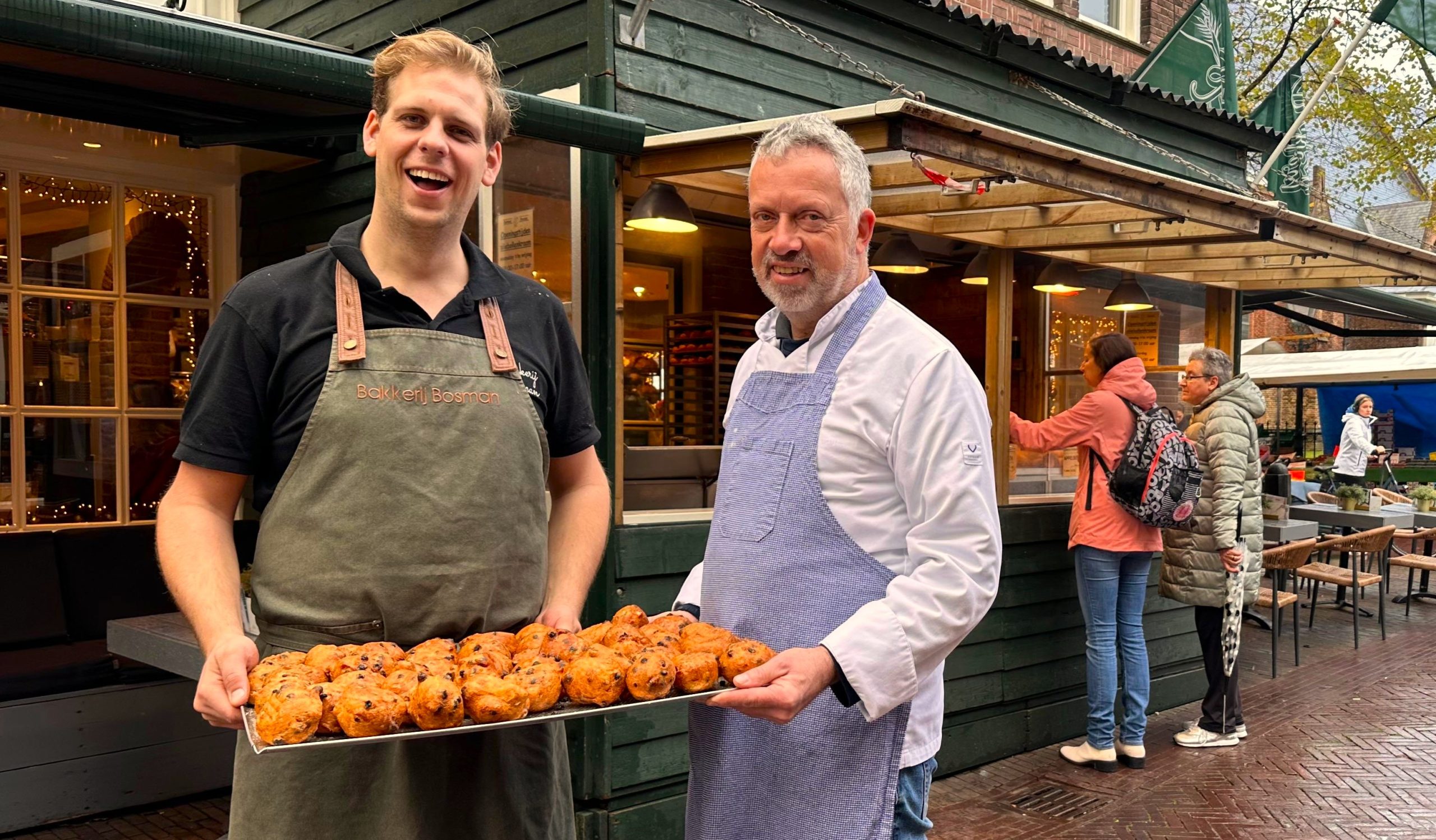 Pim bakt al 36 jaar oliebollen bij Bakkerij Bosman: “Die 50 jaar haal ik zeker!” Pim bakt al 36 jaar oliebollen bij Bakkerij Bosman: “Die 50 jaar haal ik zeker!”