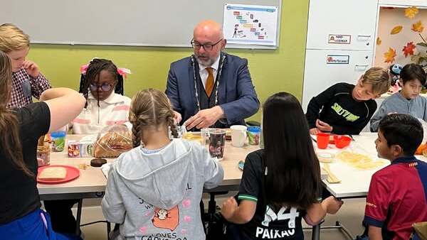 Burgemeester Vroom ontbijt mee met leerlingen voor gezonde start