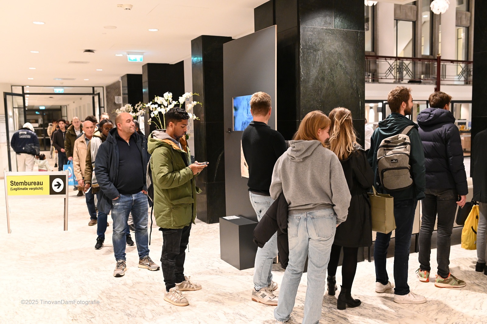 Lange wachtrijen voor stembureaus in Rijswijk