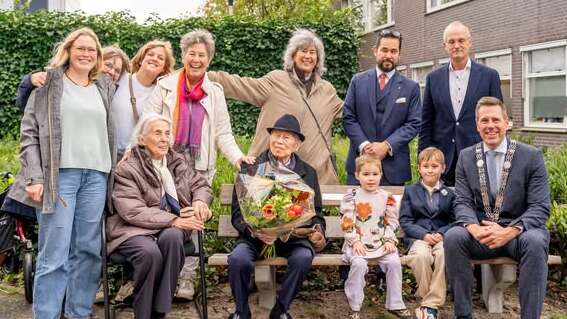 Eerbetoon aan 100-jarige meneer Oey: bankje onthuld in Nootdorp