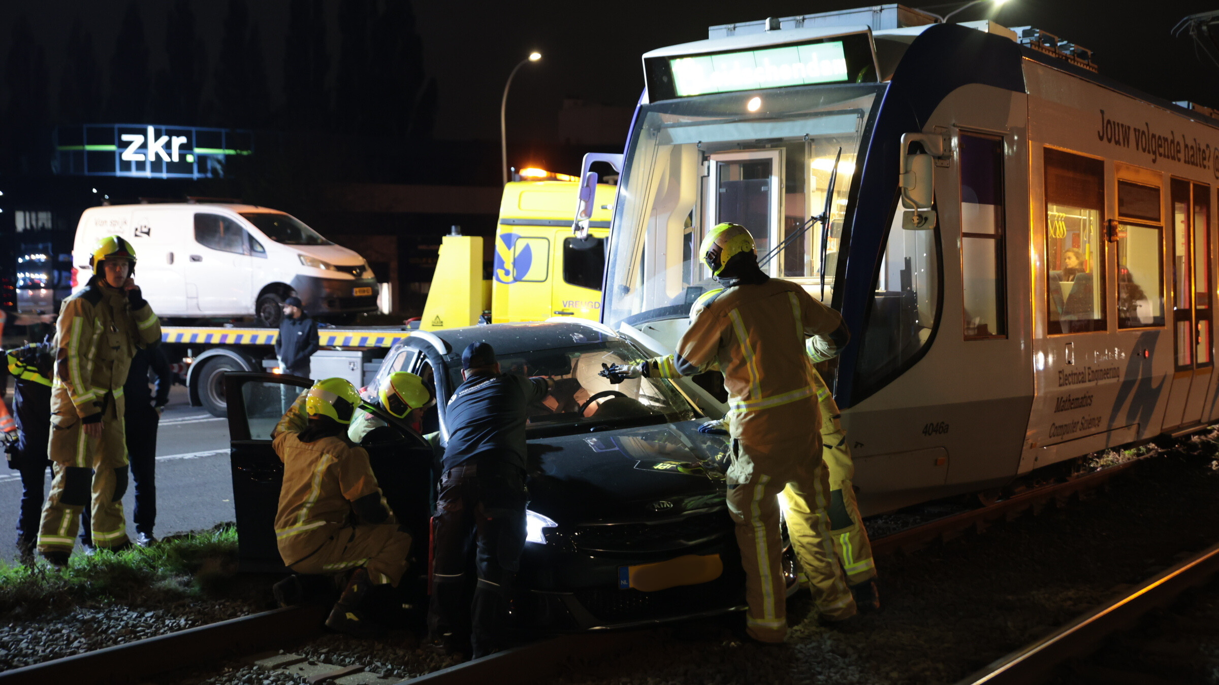 Bestuurder zit klem na aanrijding met tram in Rijswijk