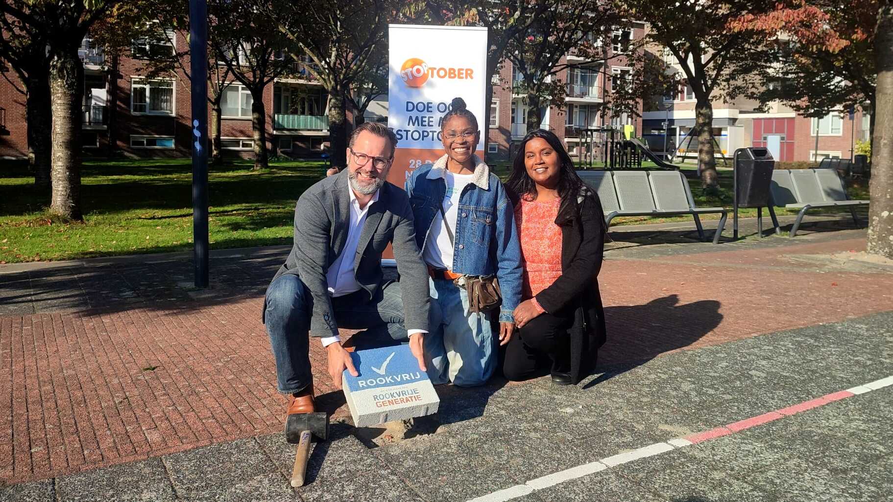 [VIDEO] Rookvrije generatie-stoeptegel geplaatst voor stoptober in Rijswijk