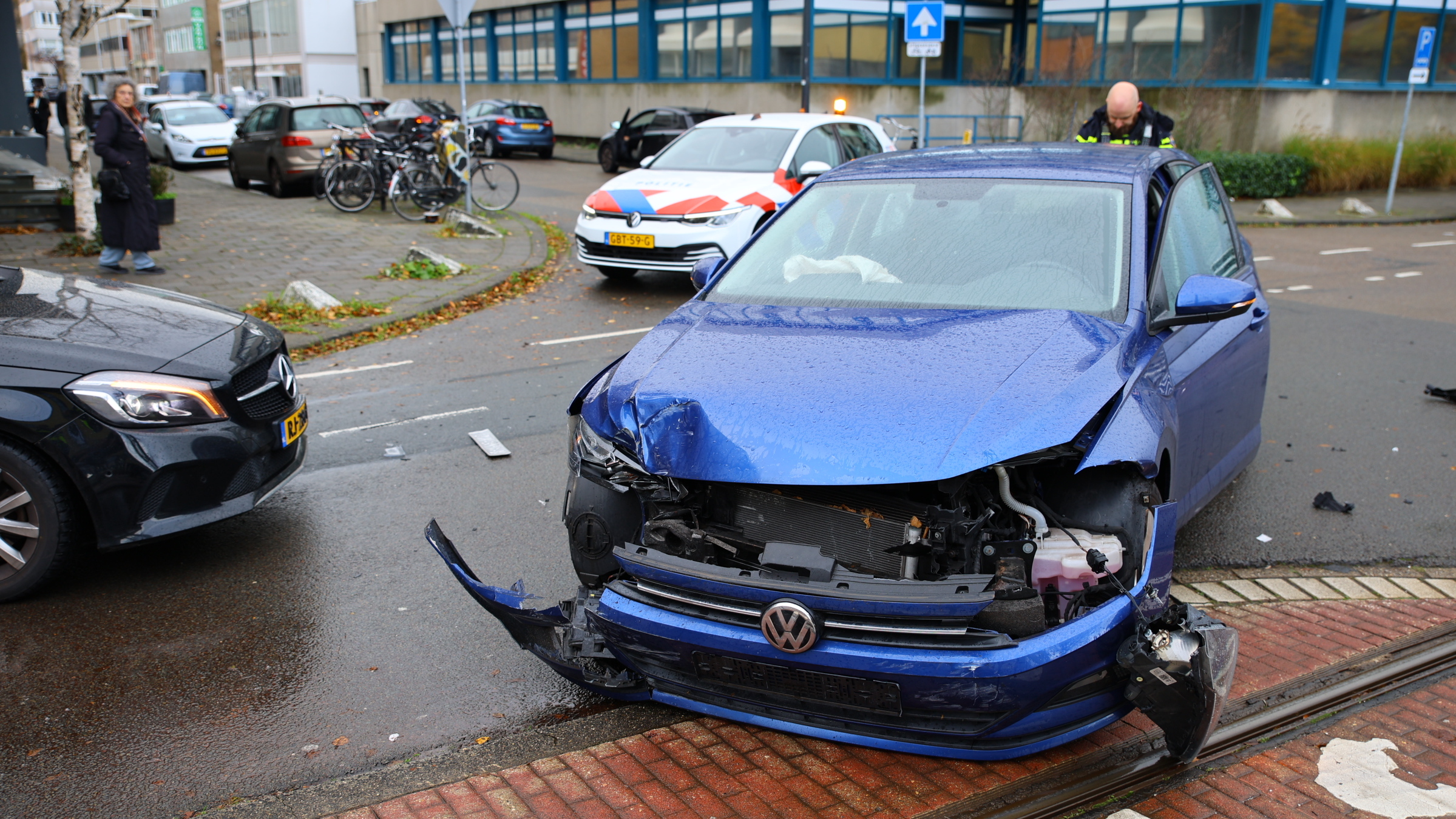 Veel schade na aanrijding op kruising Visseringlaan en Van Gijnstraat