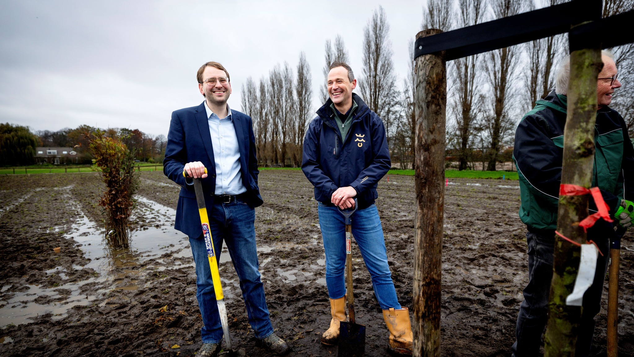 Wethouders planten eerste boompjes in nieuwe natuurgebied Vlietweide Wethouders planten eerste boompjes in nieuwe natuurgebied Vlietweide