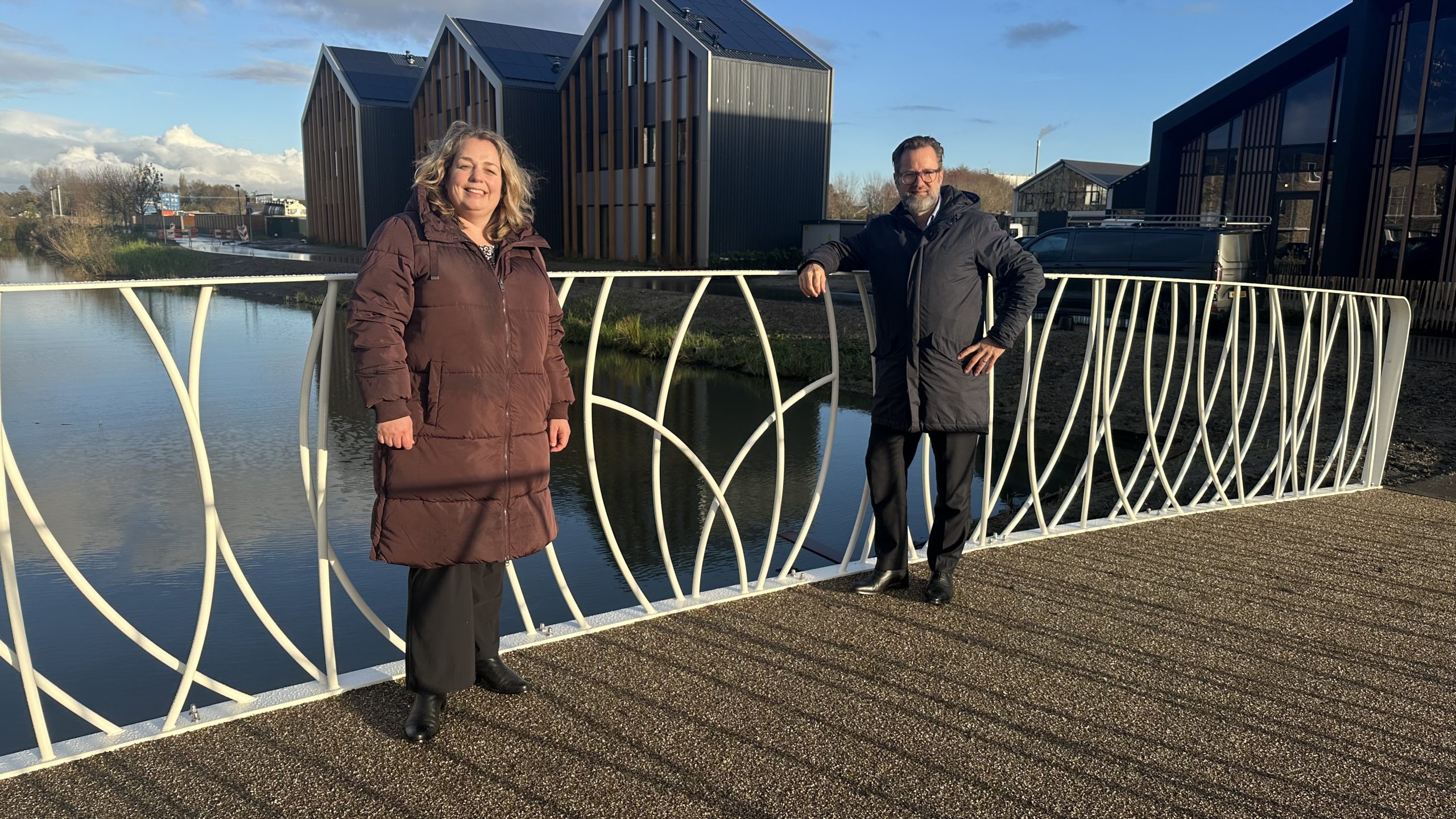 Nieuwe voetgangersbrug in RijswijkBuiten, belangrijke schakel tussen Parkrijk en bedrijventerrein geplaatst