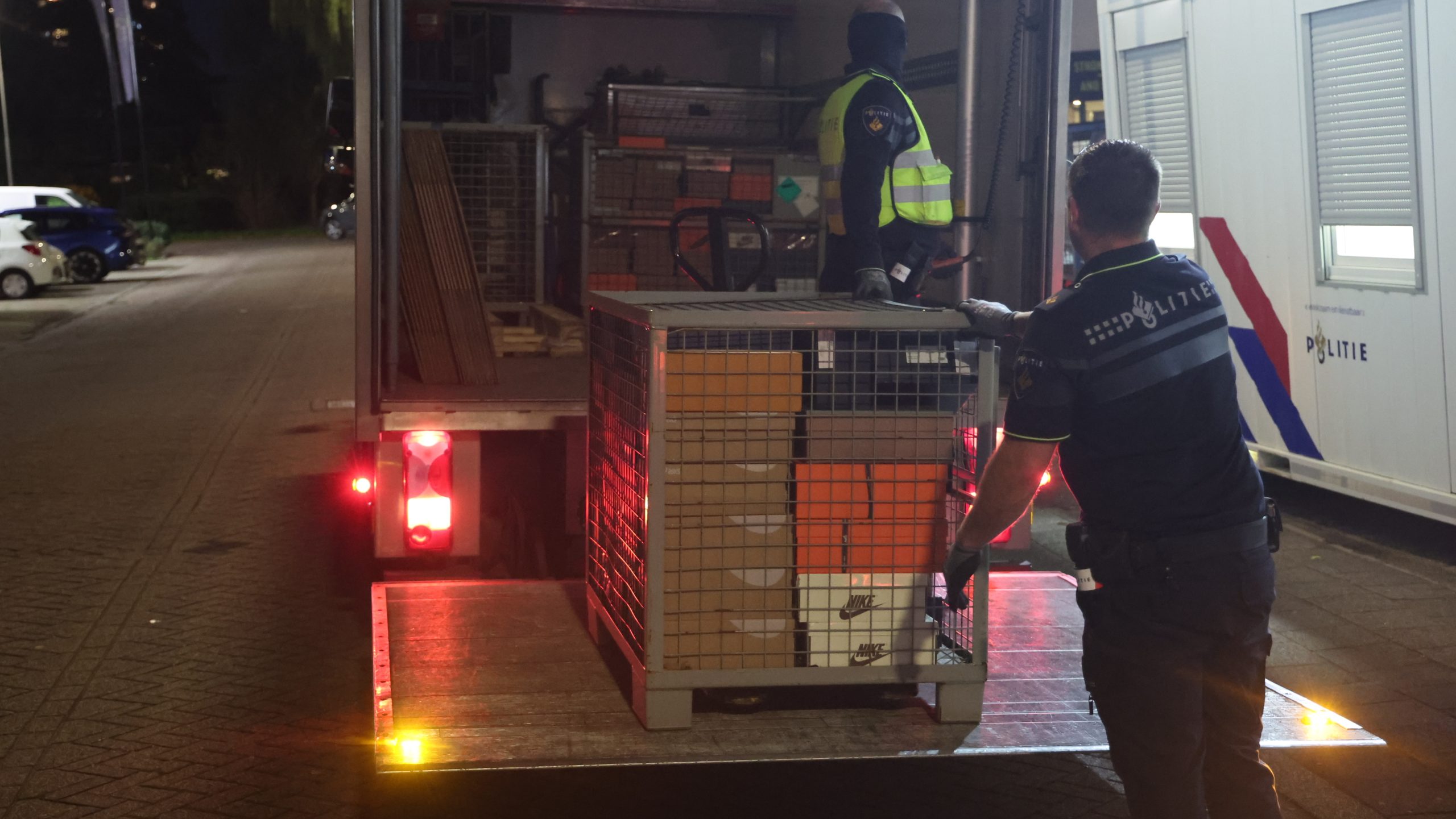 Inval in bedrijfspand Voorburg: drie aanhoudingen en grote partij nepgoederen in beslag genomen Inval in bedrijfspand Voorburg: drie aanhoudingen en grote partij nepgoederen in beslag genomen