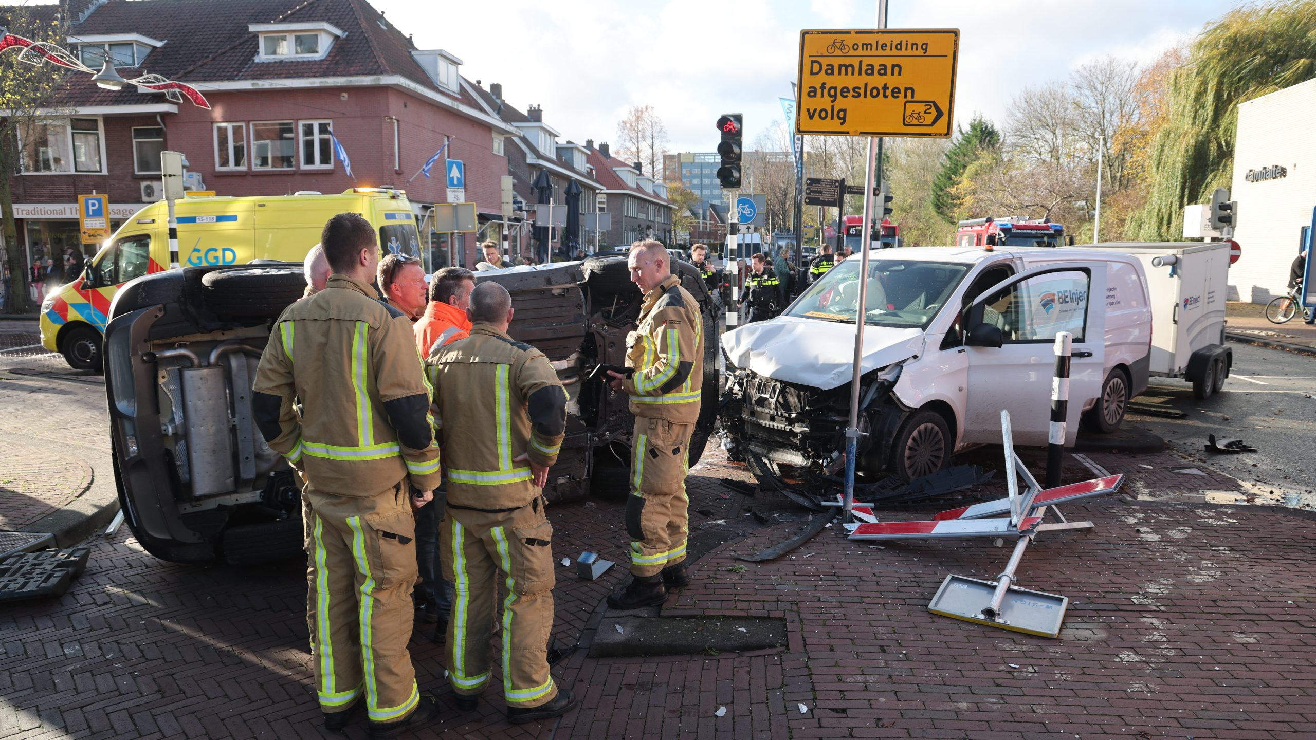 Ravage na aanrijding op kruising Damlaan/Oude Trambaan, auto komt op zijn kant Ravage na aanrijding op kruising Damlaan/Oude Trambaan, auto komt op zijn kant