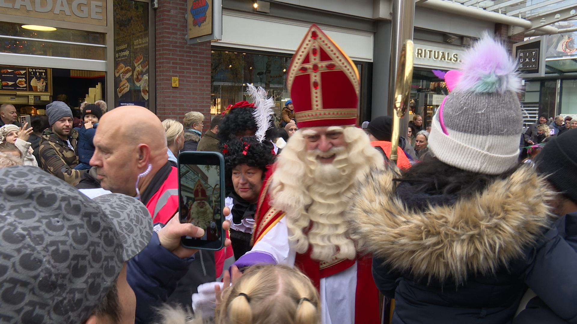 Sinterklaas komt dit jaar op drie plekken aan in Rijswijk Sinterklaas komt dit jaar op drie plekken aan in Rijswijk