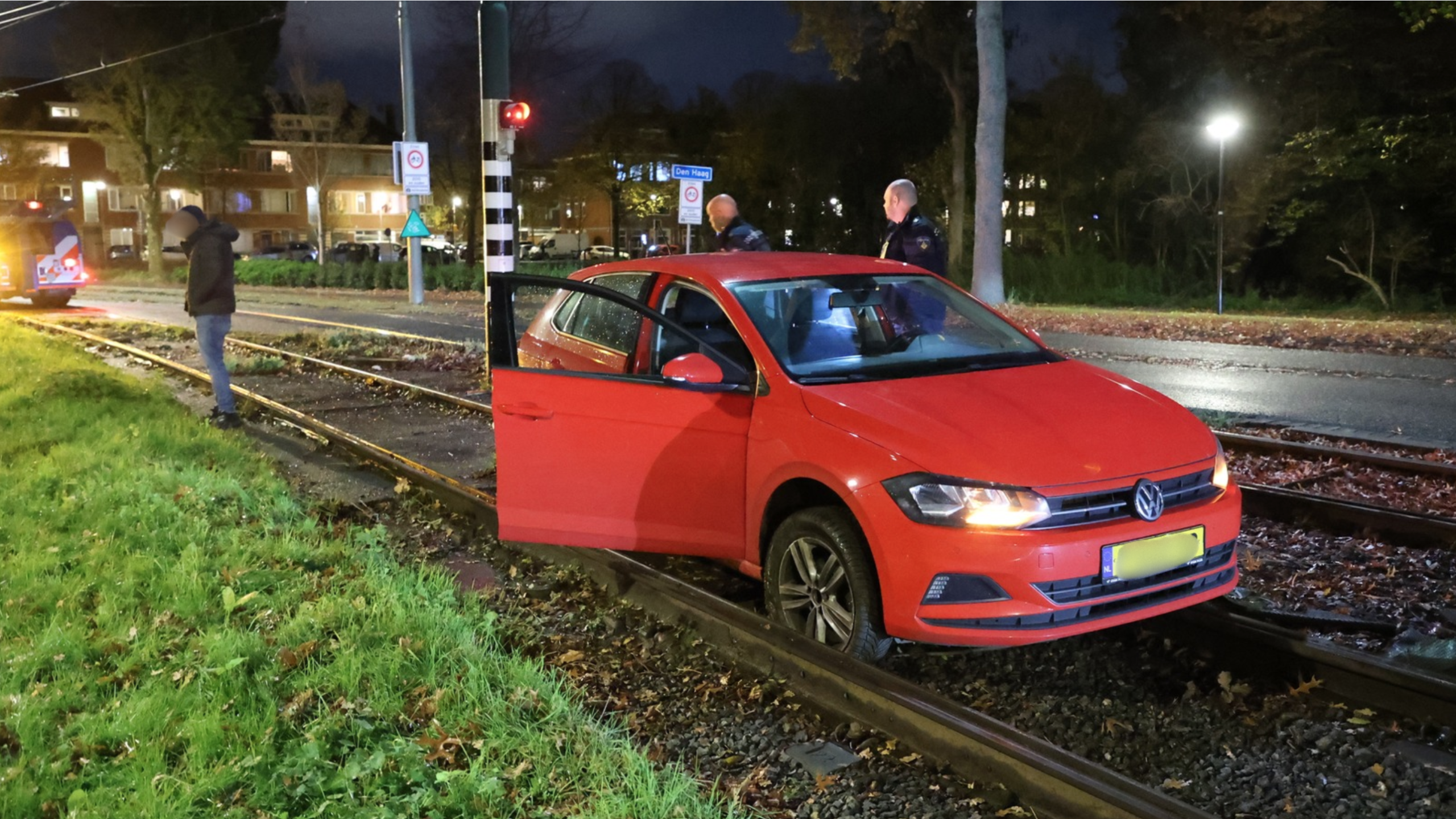 Tramverkeer stilgelegd na automobiliste op trambaan Burgemeester Elsenlaan Tramverkeer stilgelegd na automobiliste op trambaan Burgemeester Elsenlaan