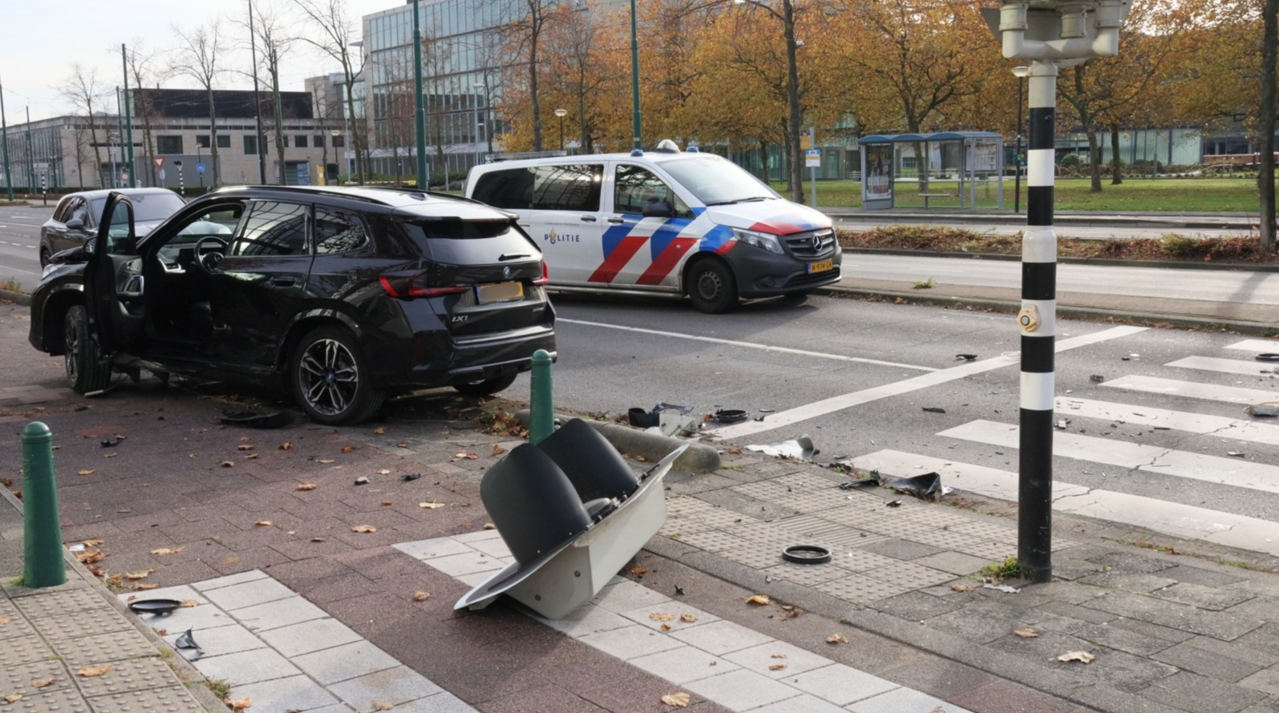 Twee ongelukken kort na elkaar op de Volmerlaan, bestuurder ramt stoplicht uit grond Twee ongelukken kort na elkaar op de Volmerlaan, bestuurder ramt stoplicht uit grond