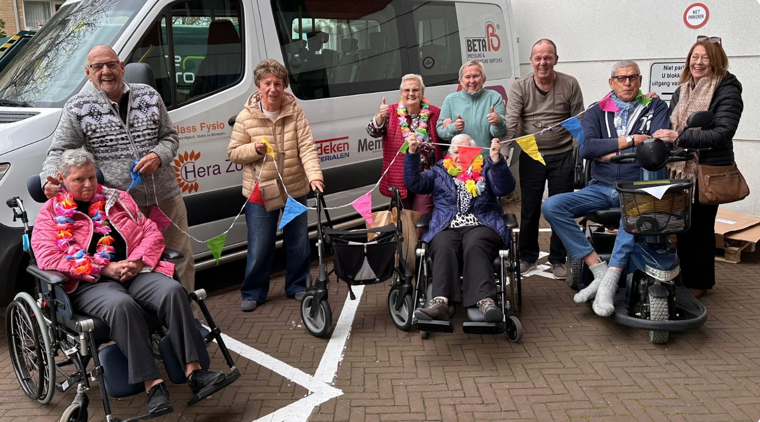 Rolstoelbus brengt bewoners Onderwatershof naar buiten Rolstoelbus brengt bewoners Onderwatershof naar buiten