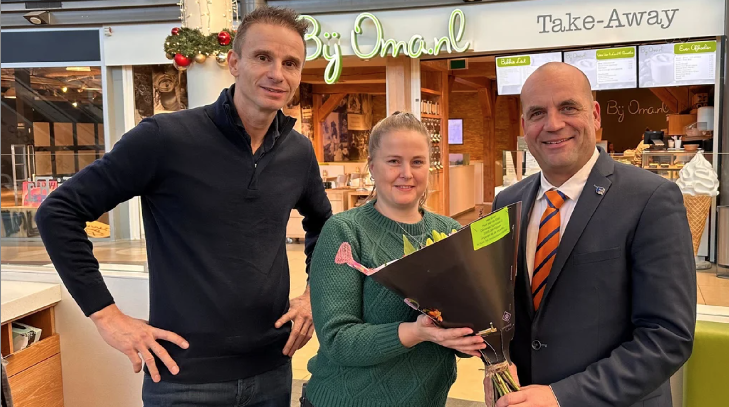 Wethouder brengt bloemen langs bij Rijswijkse ondernemers Wethouder brengt bloemen langs bij Rijswijkse ondernemers