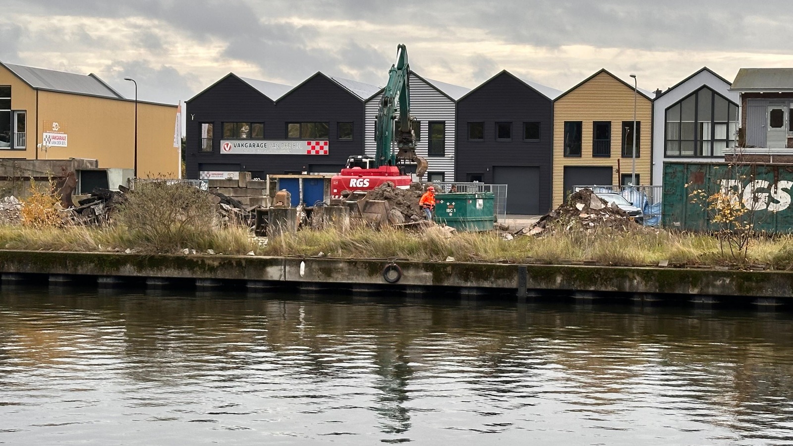 Start project De Waterman, sloop aan de Nijverheidsstraat begonnen Start project De Waterman, sloop aan de Nijverheidsstraat begonnen