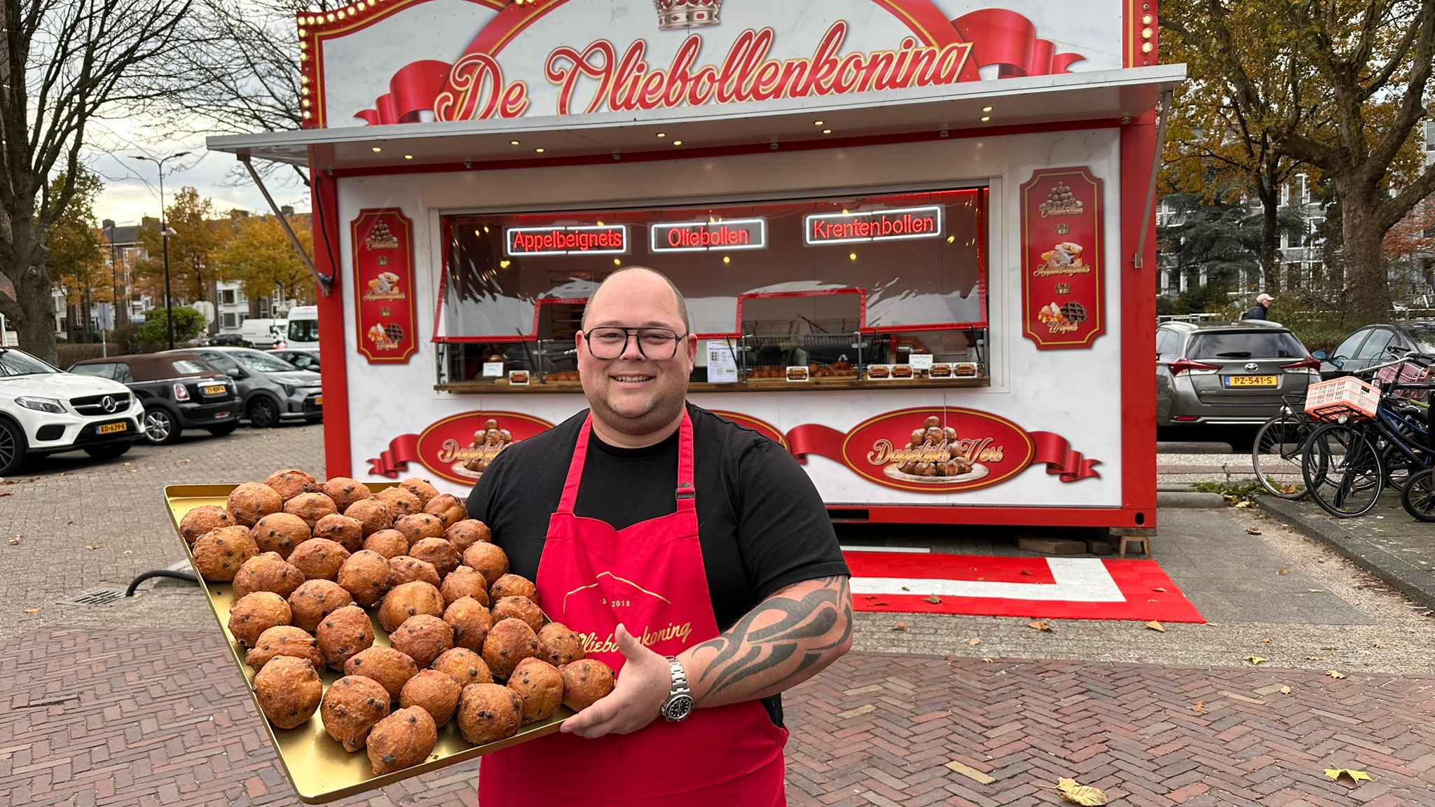 [VIDEO] Oliebollenkoning Frans bakt weer op het Hendrik Ravesteijnplein