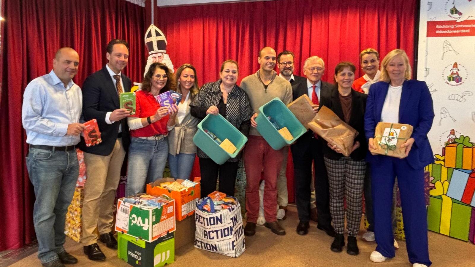 Collegeleden helpen met inpakken van Sinterklaascadeaus bij Sintvoorieder1 Collegeleden helpen met inpakken van Sinterklaascadeaus bij Sintvoorieder1