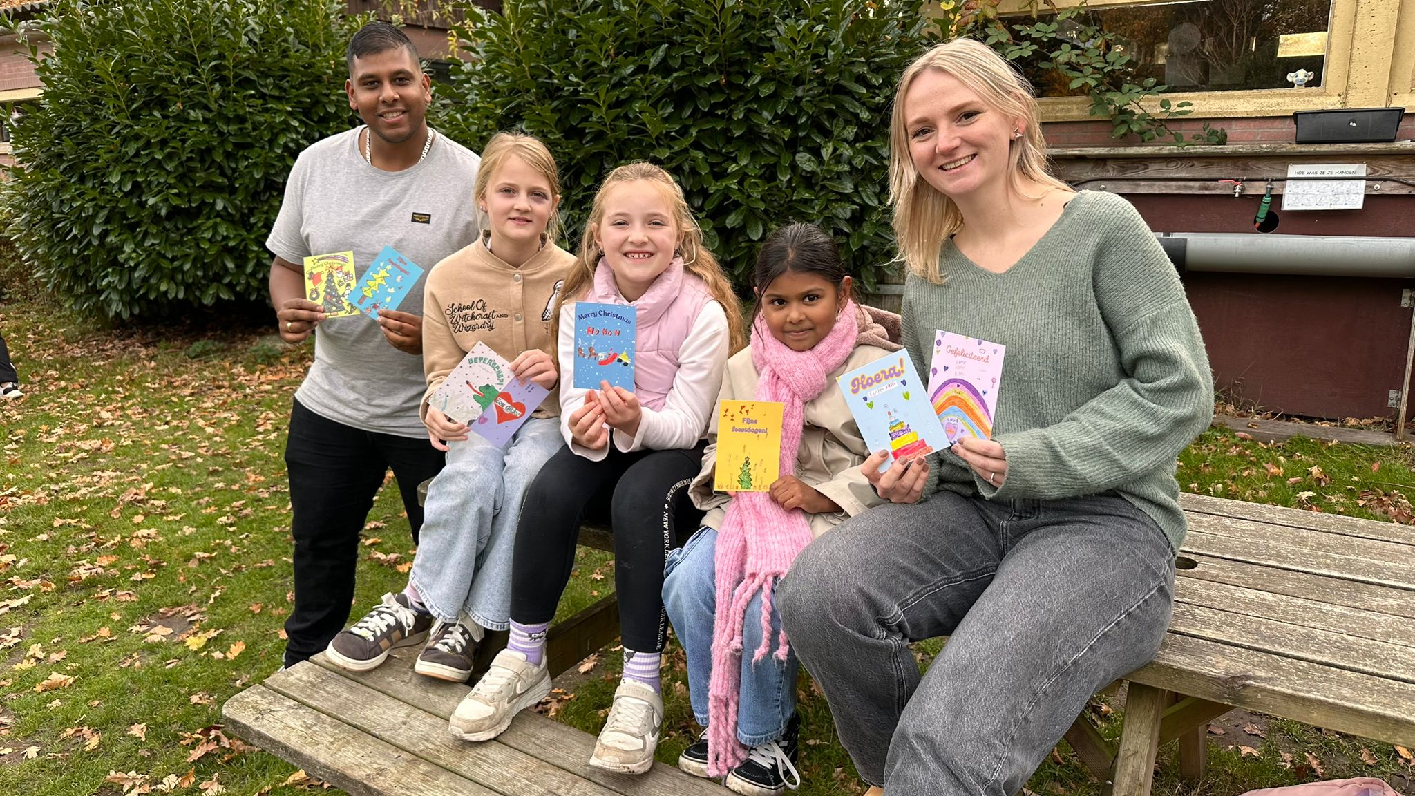 [VIDEO] Kinderen van Don Bosco ontwerpen kerstkaarten voor goed doel