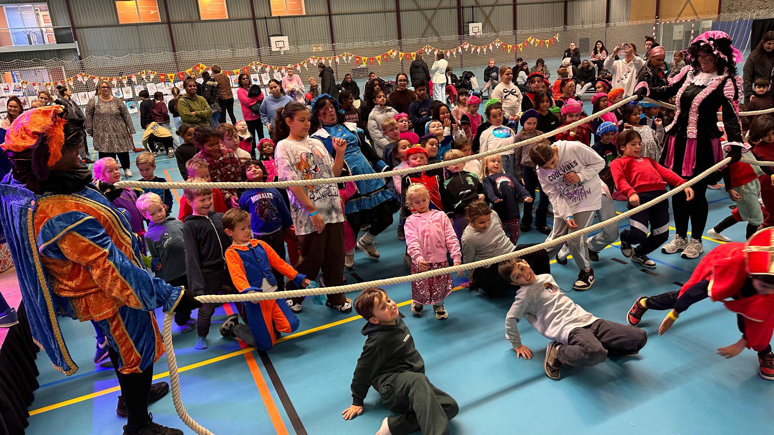 [VIDEO] Sinterklaasfeest voor vier wijken in De Schilp trekt 160 kinderen