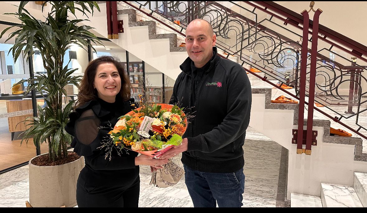 Bloemist verrast burgemeester op Dag van de Ondernemer Bloemist verrast burgemeester op Dag van de Ondernemer