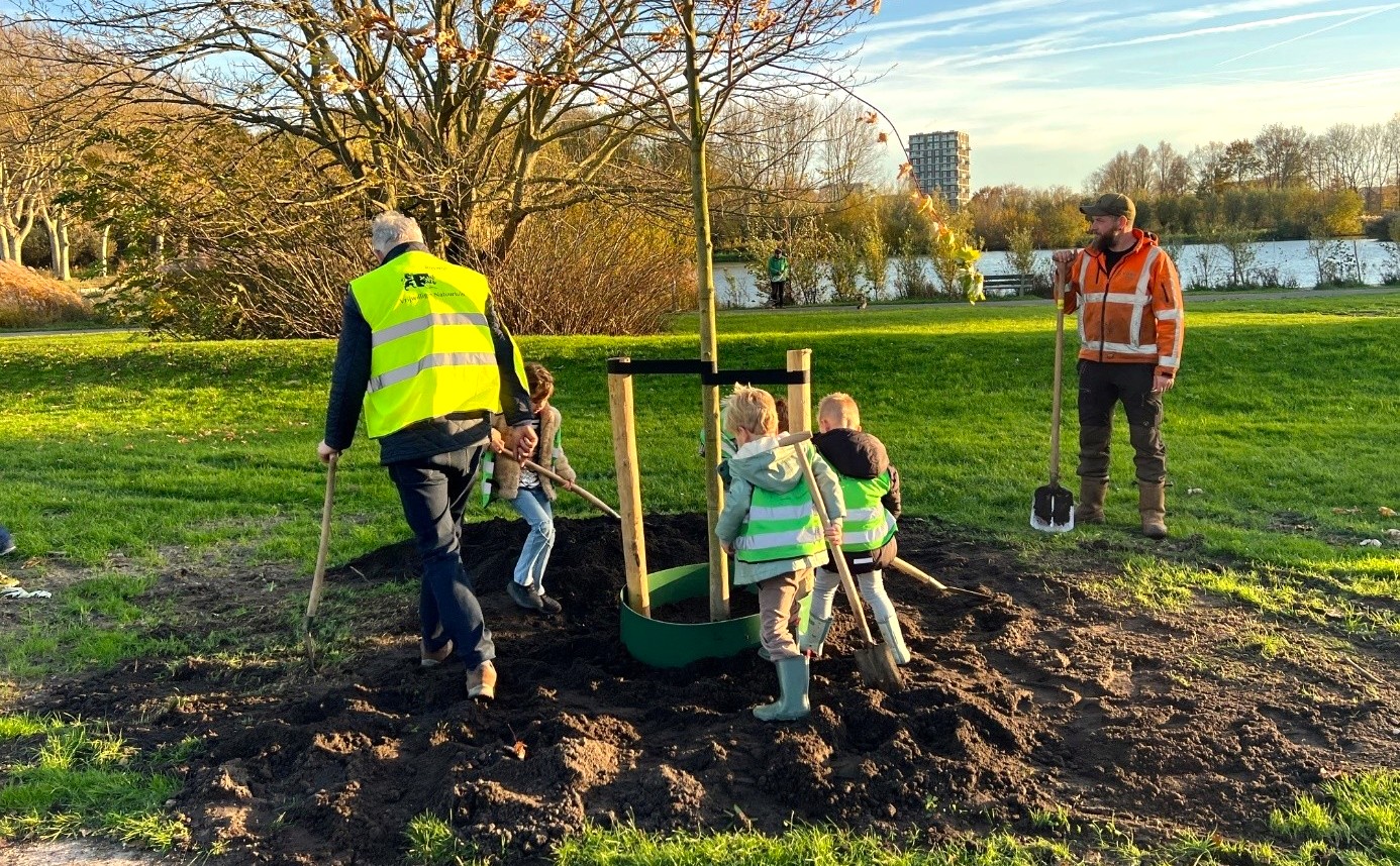 Kinderen planten bomen in Wilhelminapark tijdens Klimaatweek