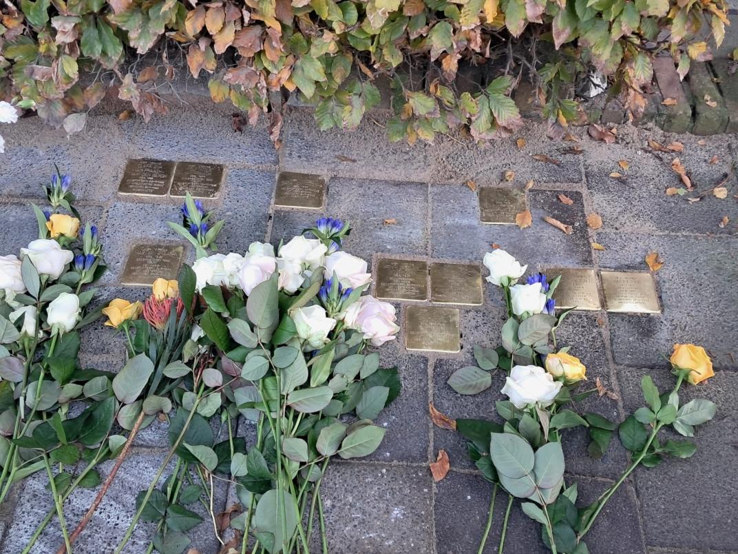 Onthulling van Struikelstenen aan de Prins Hendriklaan en Geestbrugweg in Rijswijk
