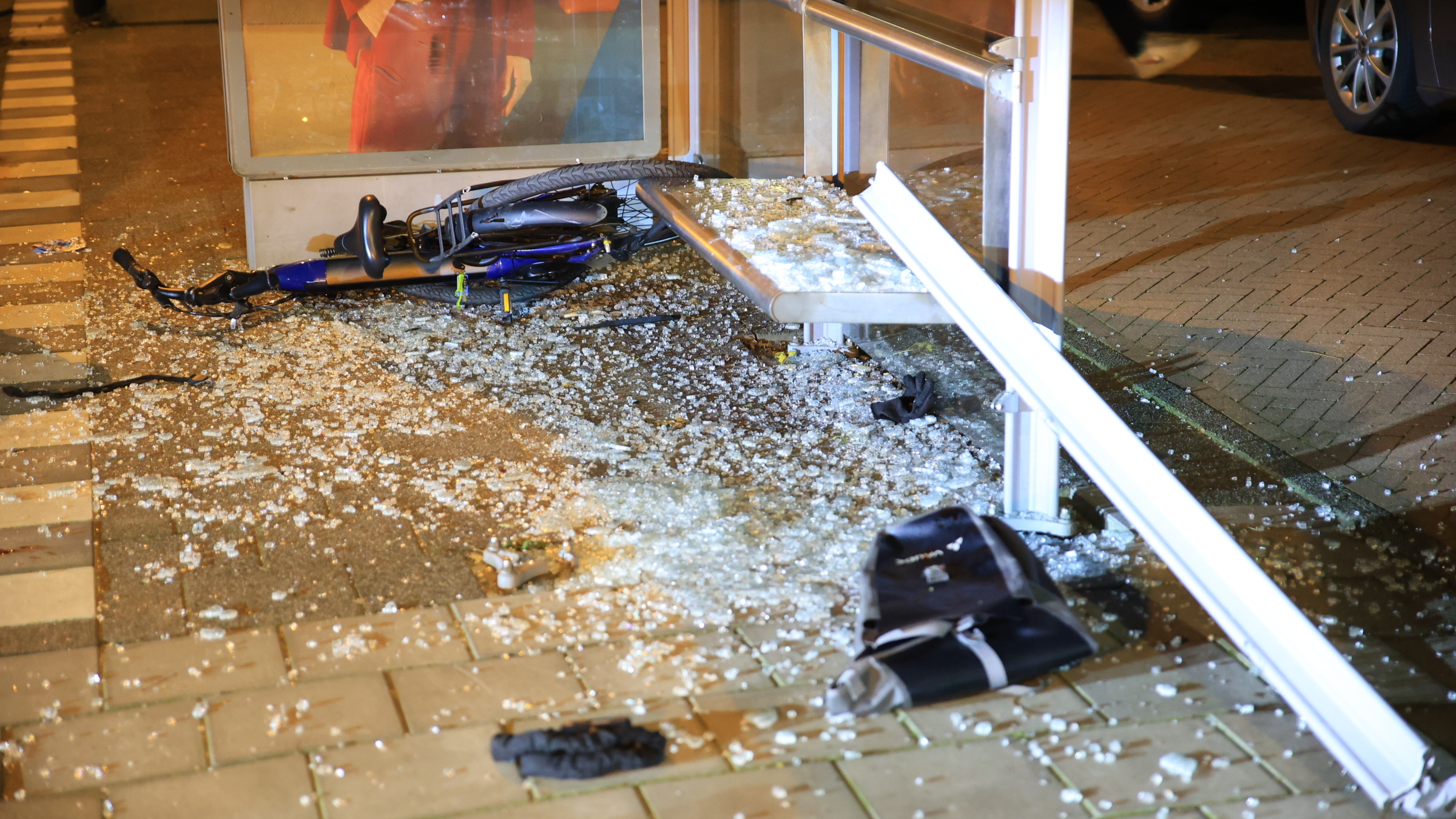 Fietser vliegt door bushokje na harde klap op Sir Winston Churchilllaan