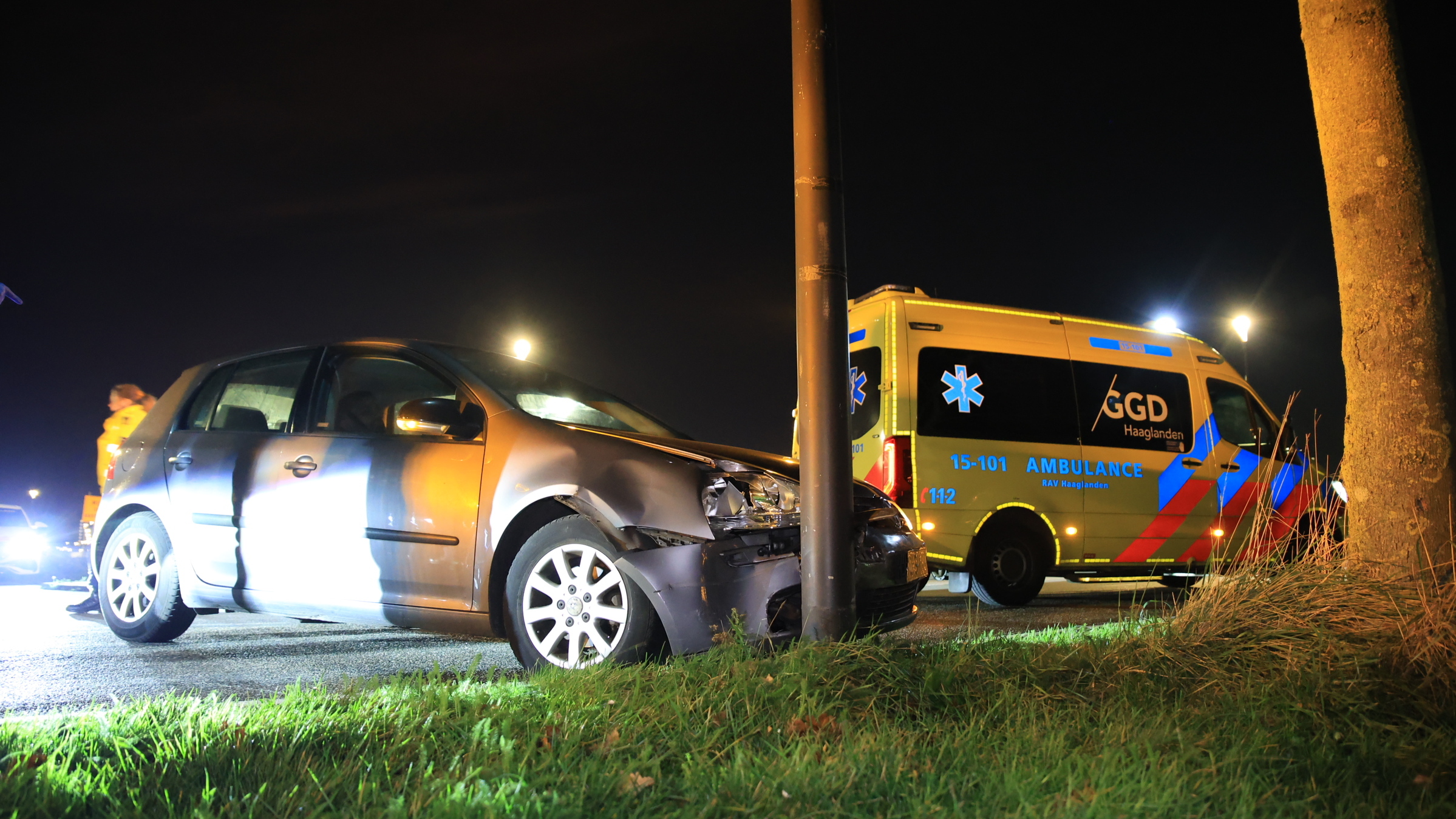 Auto botst op lantaarnpaal na aanrijding op kruising Lange Kleiweg Auto botst op lantaarnpaal na aanrijding op kruising Lange Kleiweg