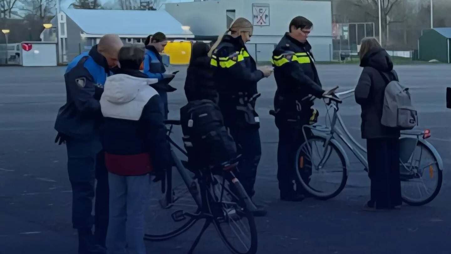 Politie Pijnacker-Nootdorp houdt fietsverlichtingscontrole voor de feestdagen Politie Pijnacker-Nootdorp houdt fietsverlichtingscontrole voor de feestdagen
