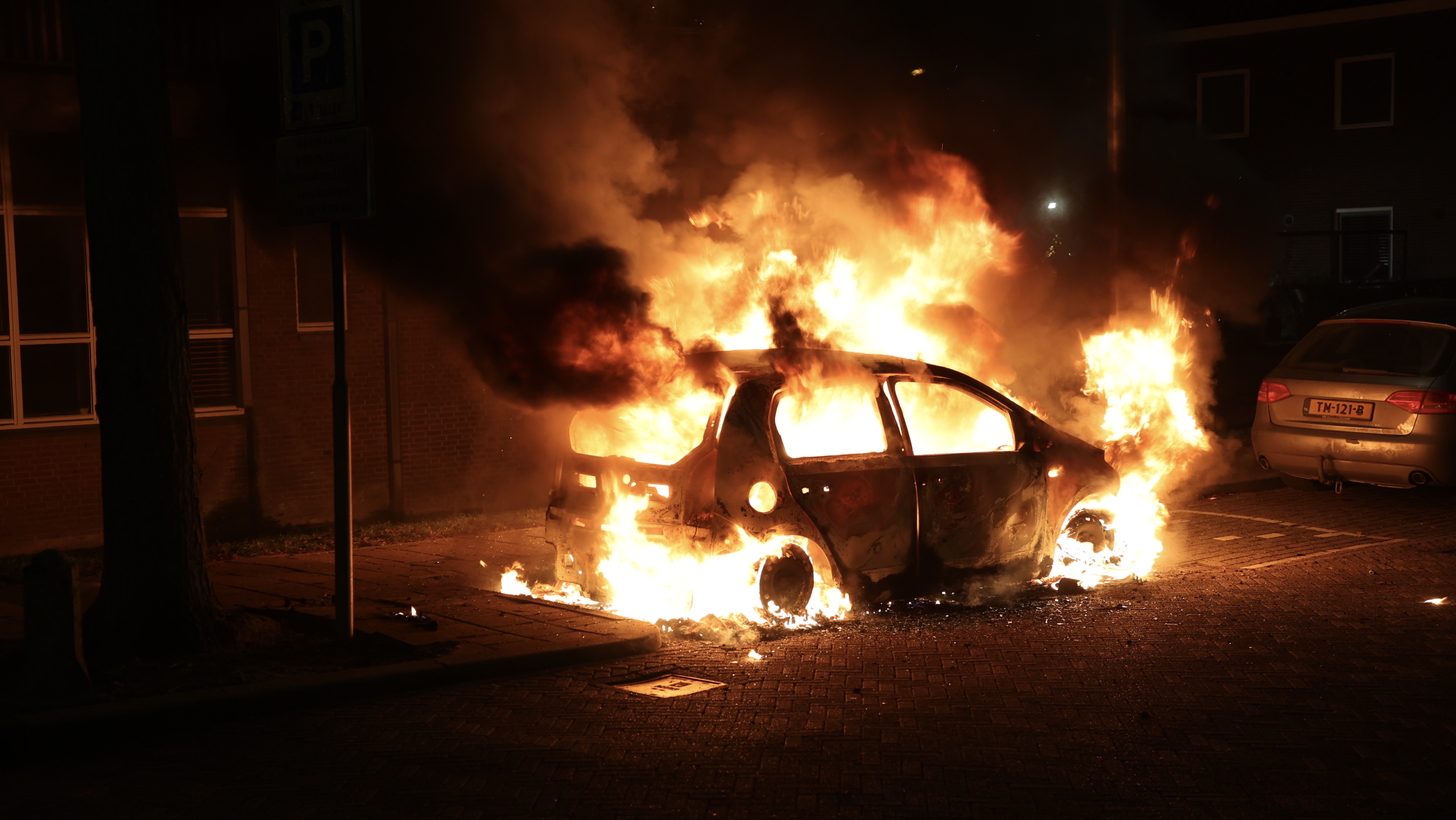 Meerdere auto’s in vlammen opgegaan in Nootdorp tijdens jaarwisseling Meerdere auto’s in vlammen opgegaan in Nootdorp tijdens jaarwisseling