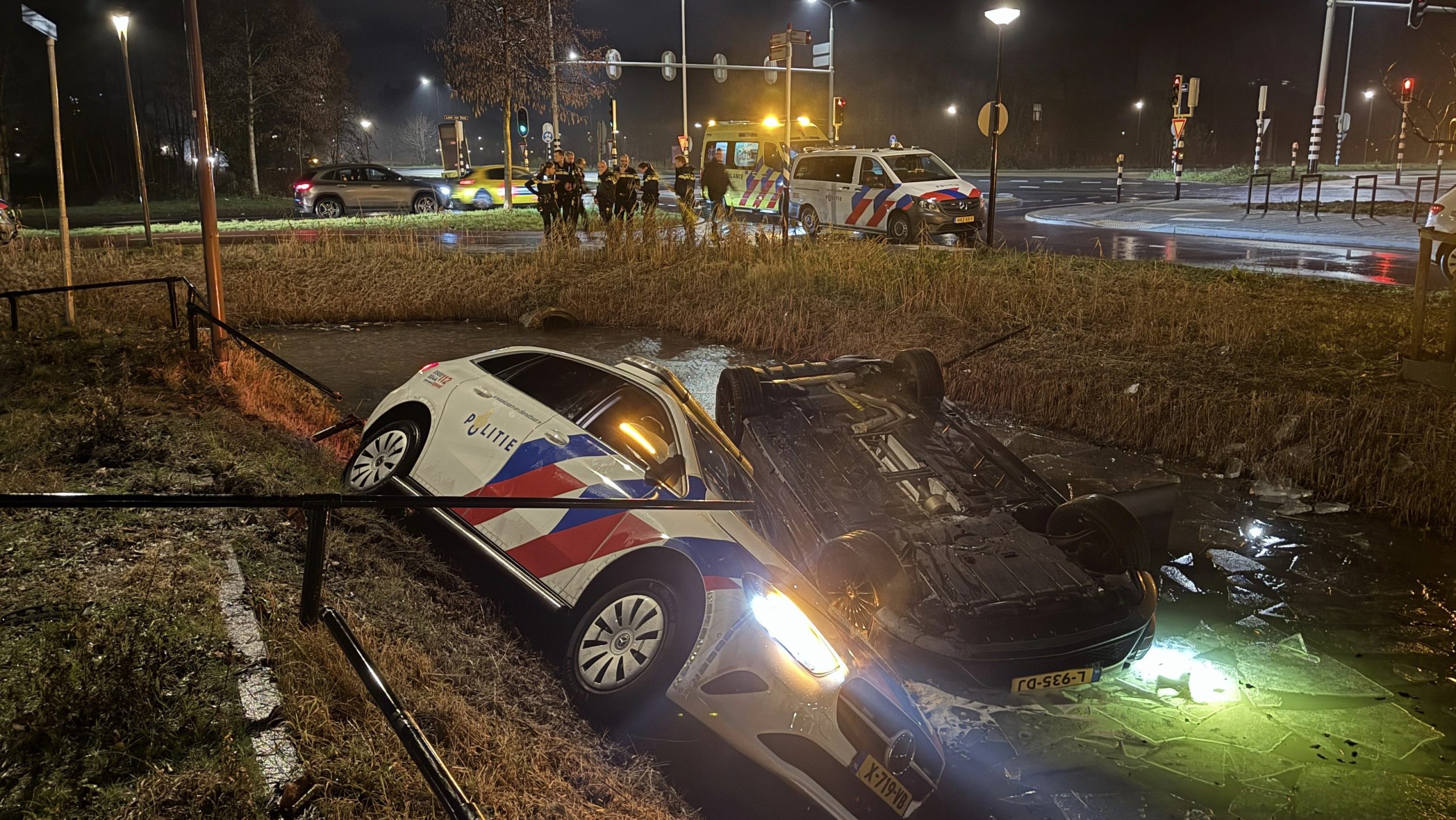Automobilist belandt ondersteboven in de sloot door gladheid. Politie knalt er achteraan