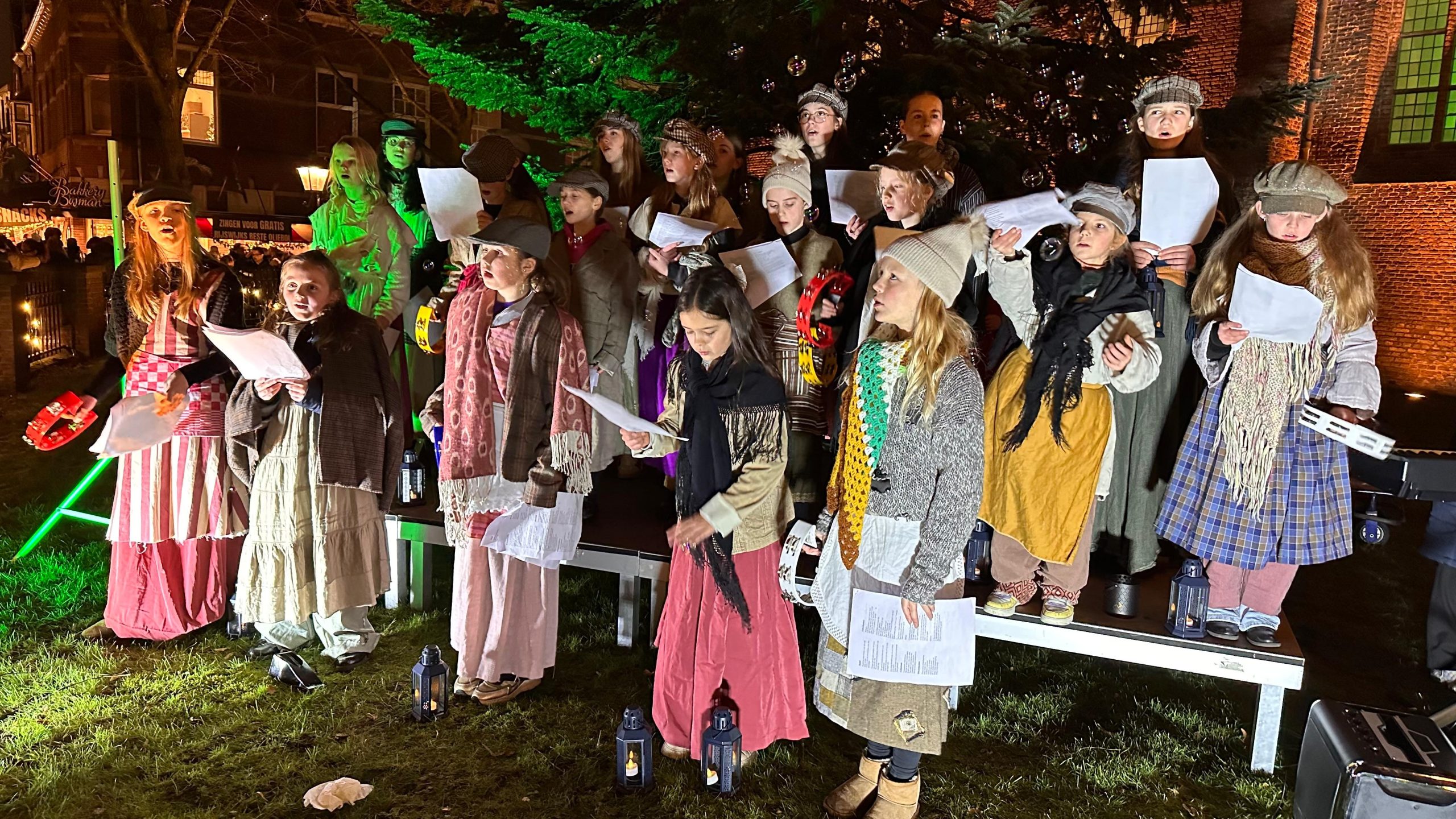 [VIDEO] Oud-Rijswijk in kerstsfeer tijdens warm en drukbezocht Dickensfeest