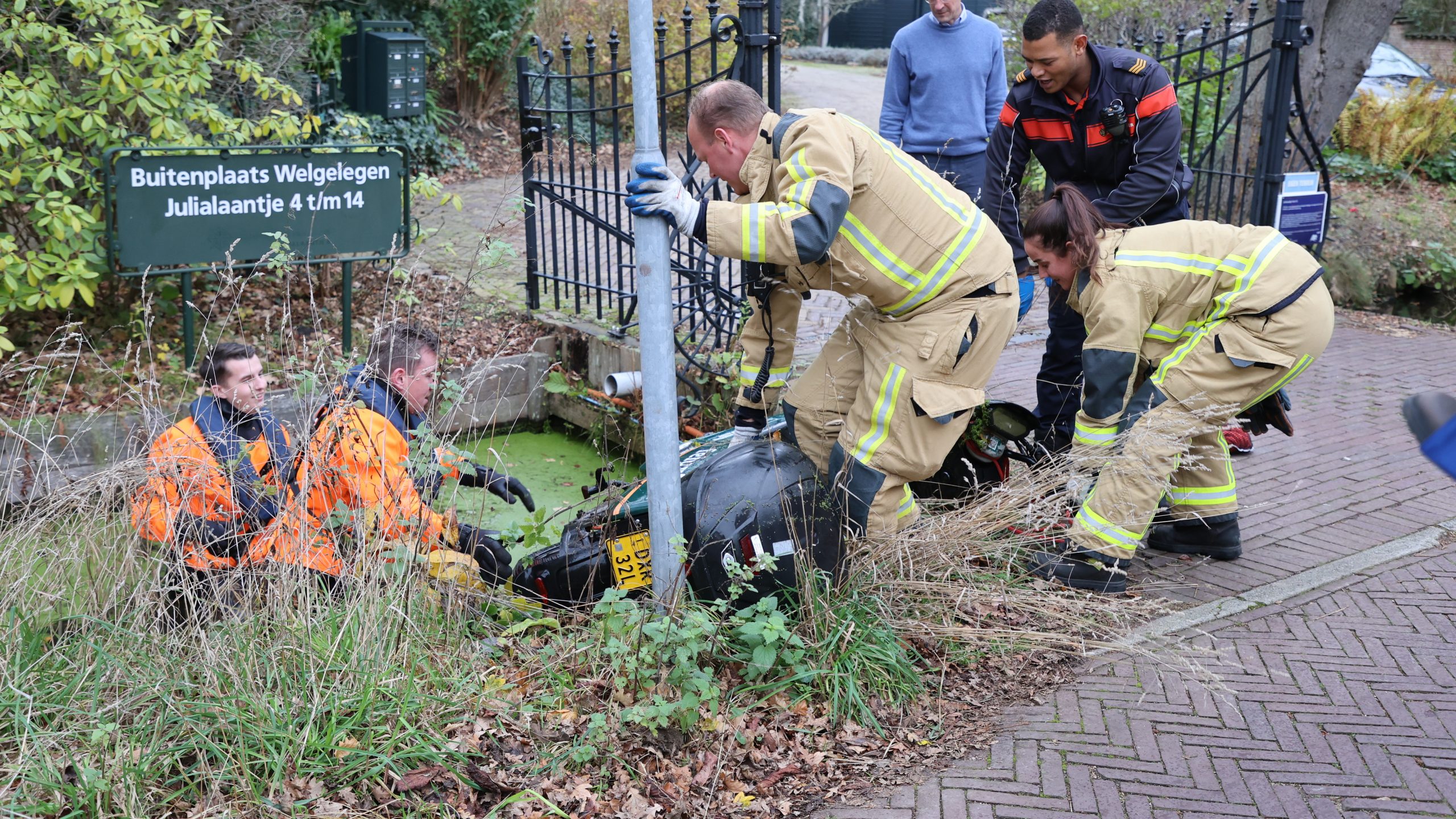 Felyx-scooter te water aan Julialaantje in Rijswijk Felyx-scooter te water aan Julialaantje in Rijswijk