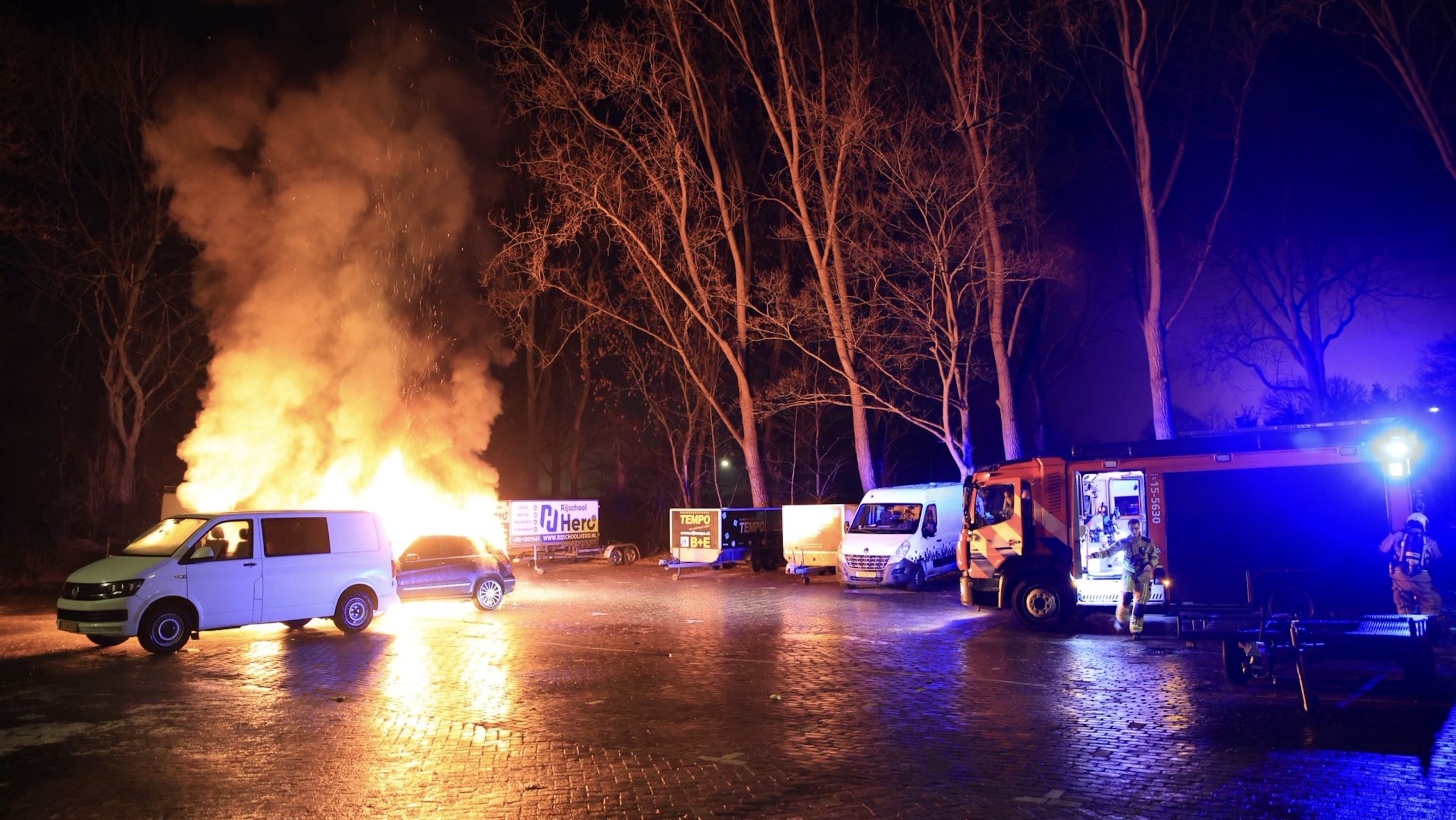 Twee auto’s en aanhanger gaan in vlammen op na explosie op parkeerplaats Lange Kleiweg Twee auto’s en aanhanger gaan in vlammen op na explosie op parkeerplaats Lange Kleiweg