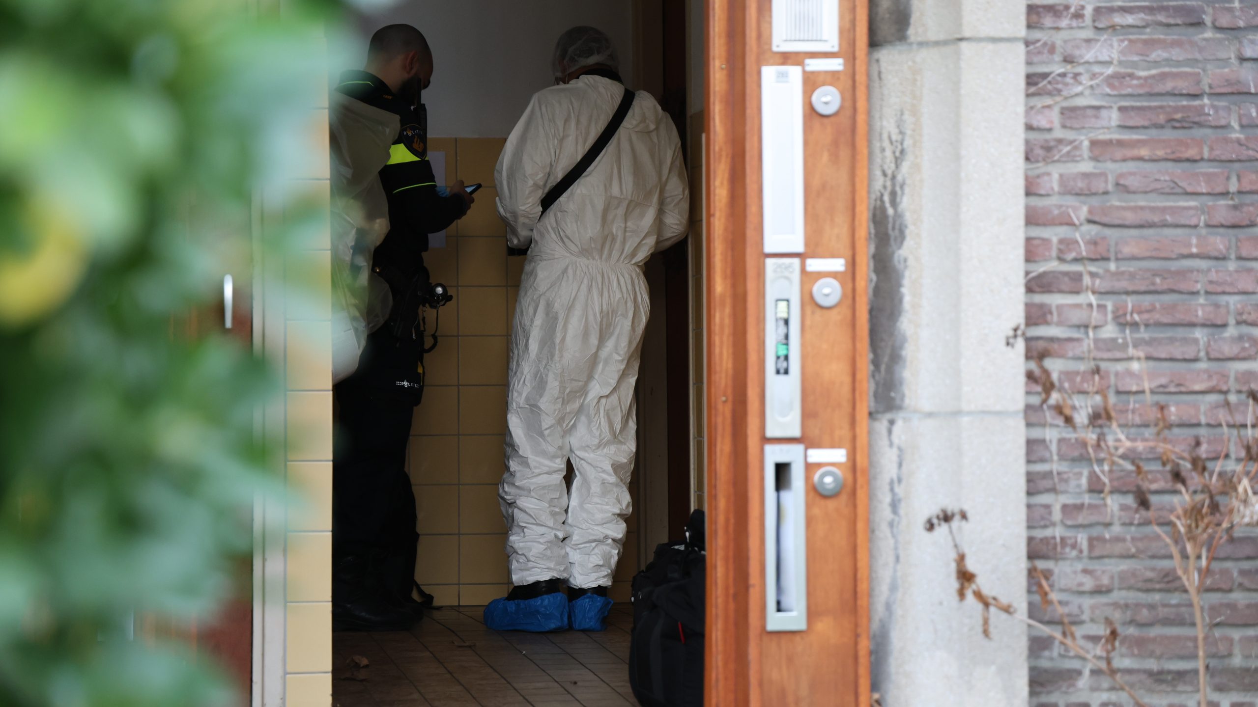 Lijk aangetroffen in portiekwoning aan Jozef Israëllaan in Rijswijk Lijk aangetroffen in portiekwoning aan Jozef Israëllaan in Rijswijk