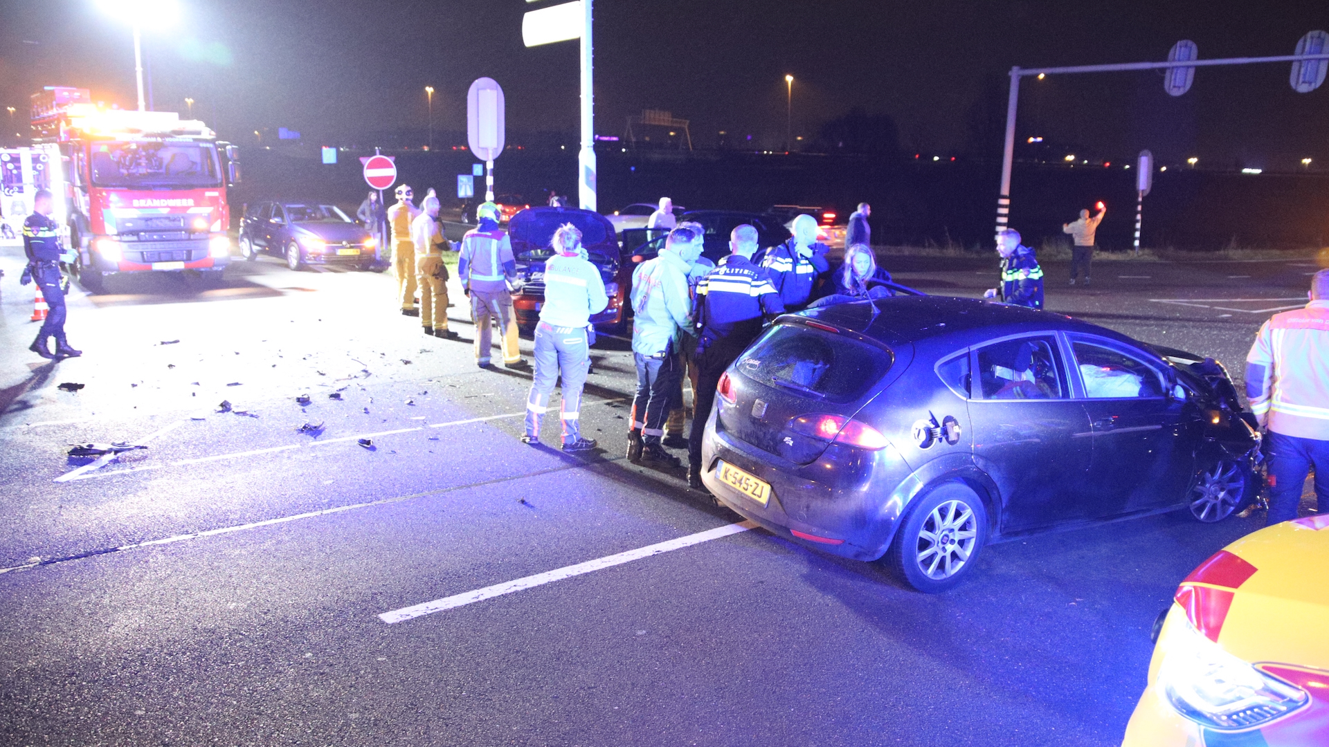 Vijf mensen waaronder twee kinderen met spoed naar ziekenhuis na zware crash met twee auto’s op Laan van Delfvliet