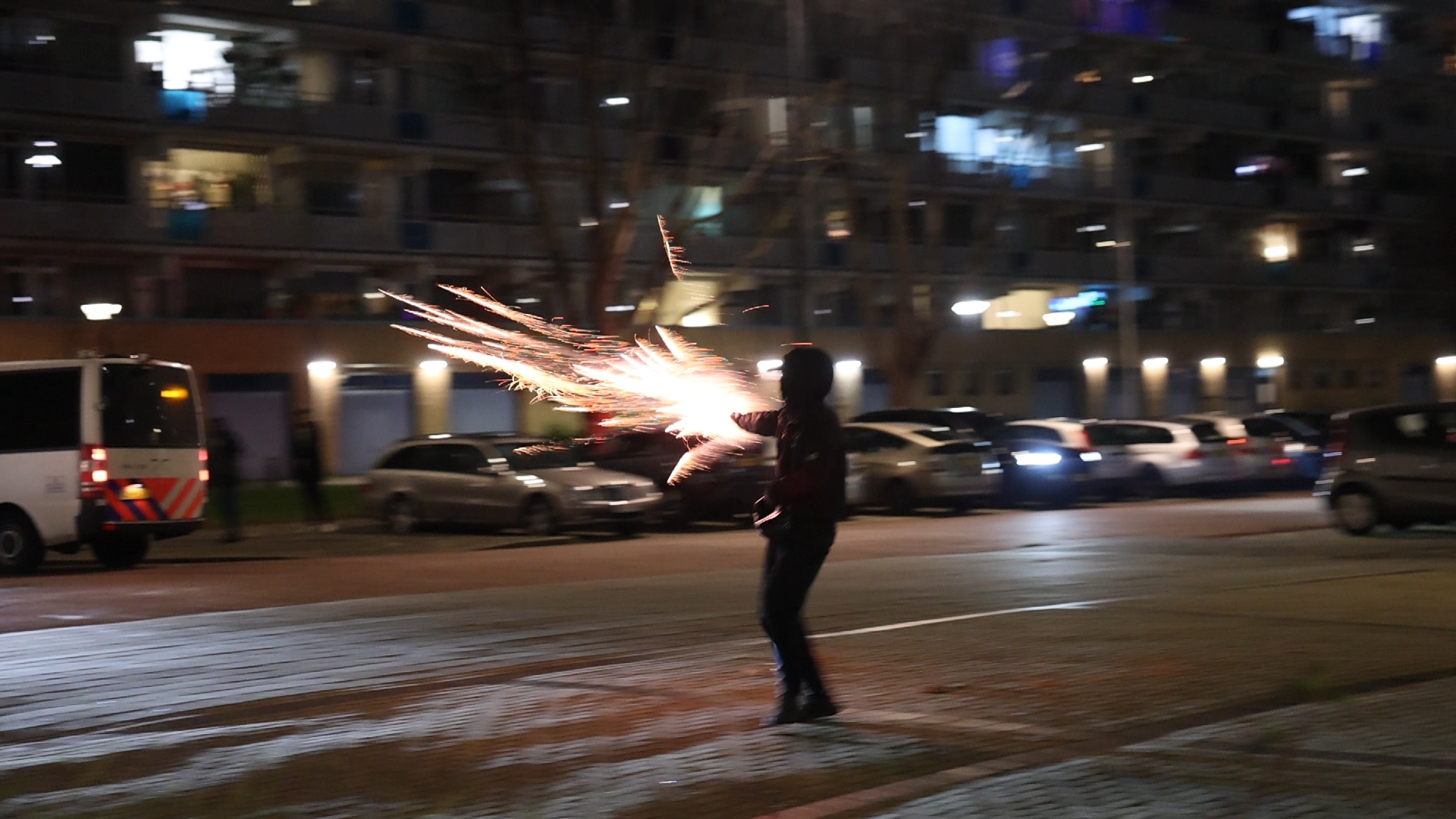 [VIDEO] Jongeren schieten meerdere malen met vuurwerk naar politie