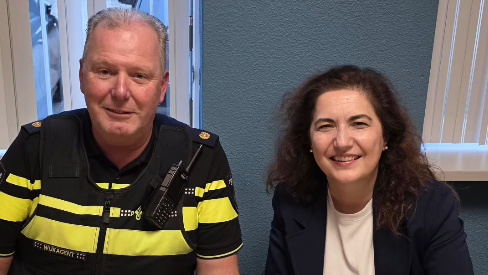 Burgemeester Sahin feliciteert René Cox met 25 jaar politiewerk