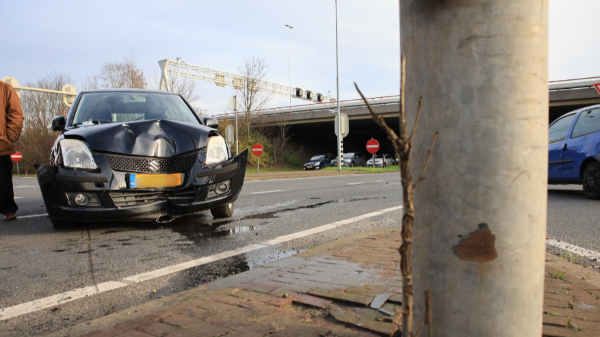 Auto botst op lantaarnpaal bij aanrijding op Diepenhorstlaan Rijswijk