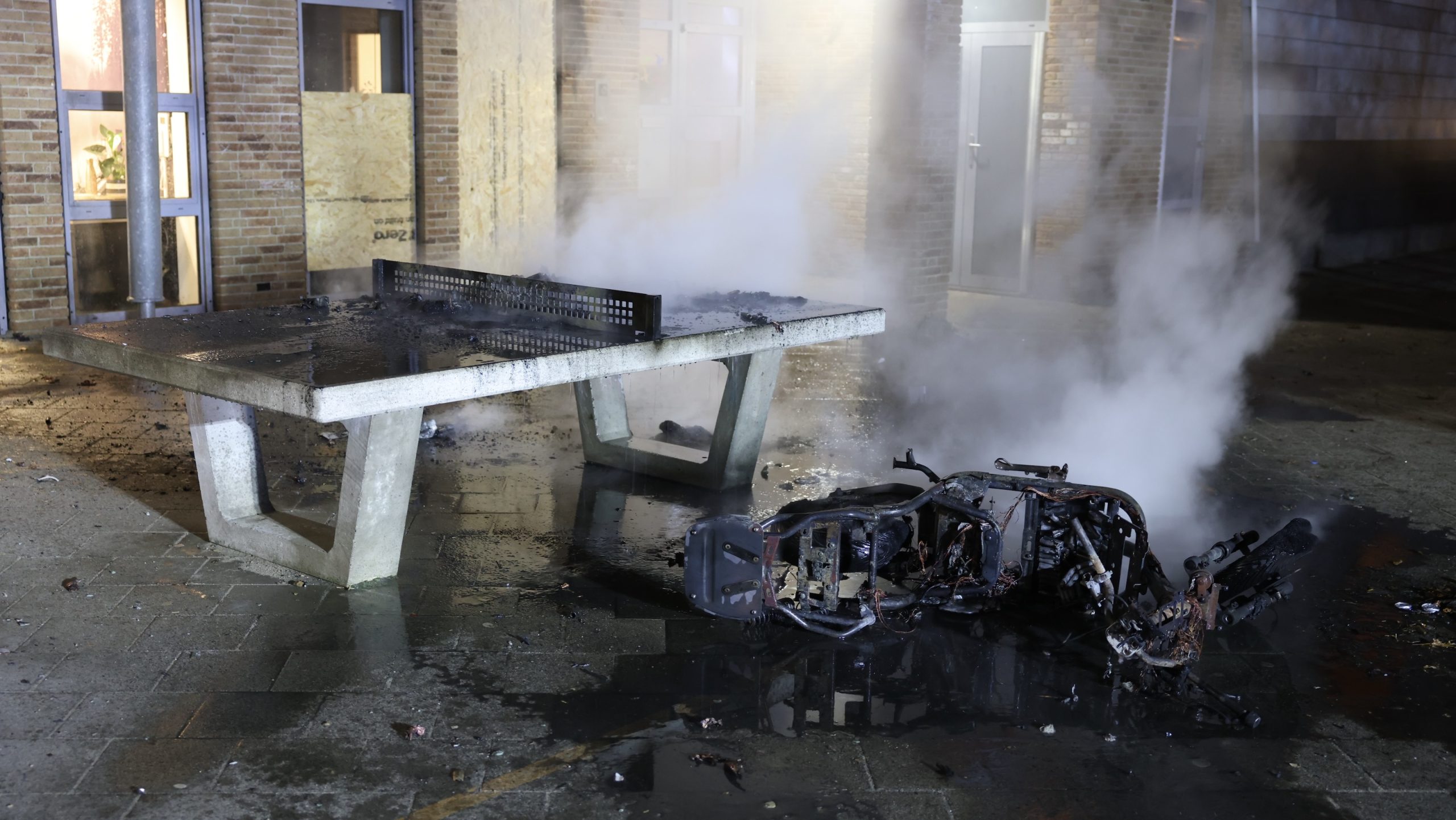 Scooter in brand gestoken op pingpongtafel bij basisschool de Melodie