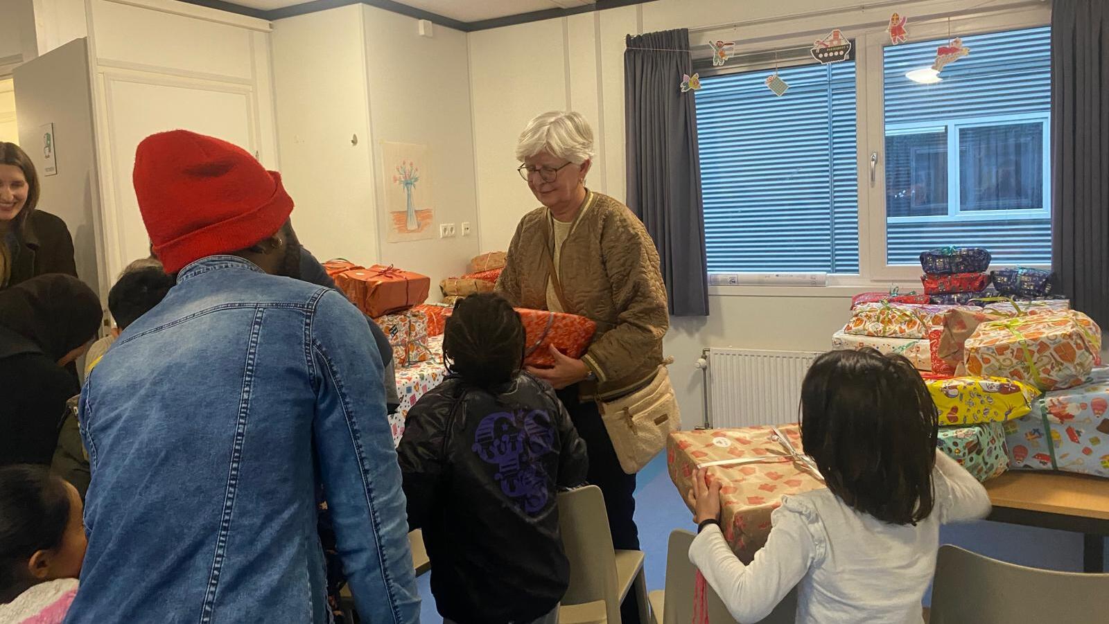 [VIDEO] Sinterklaasfeest brengt vreugde in AZC Rijswijk