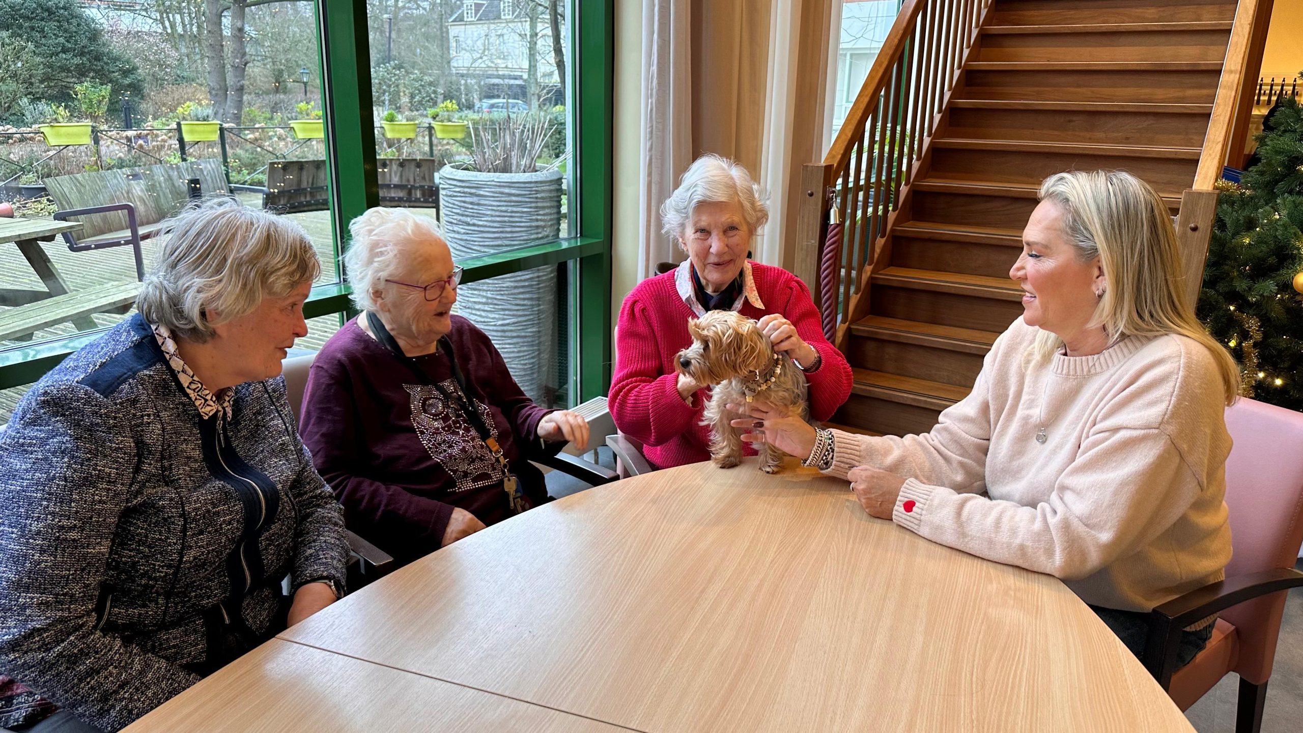 [VIDEO] Stichting Kwispelhelden brengt knuffels bij ouderen: ‘Vriendelijk zijn kost niks’