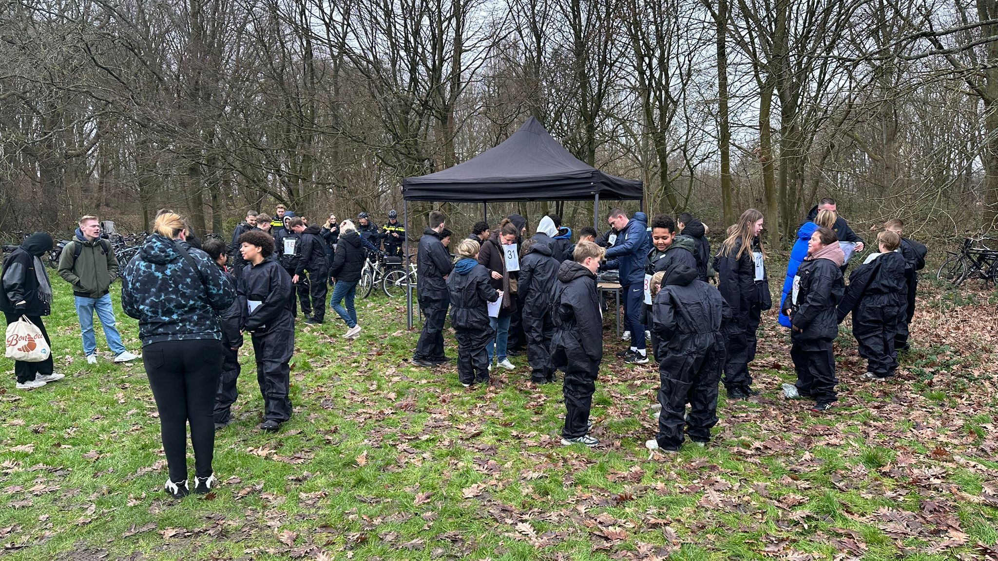 [VIDEO] Jongeren en politie spelen samen The Treasure Hunt in Elsenburgerbos