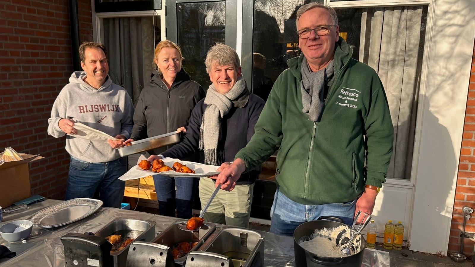 Lions Club Rijswijk bakt oliebollen voor lokale goede doelen