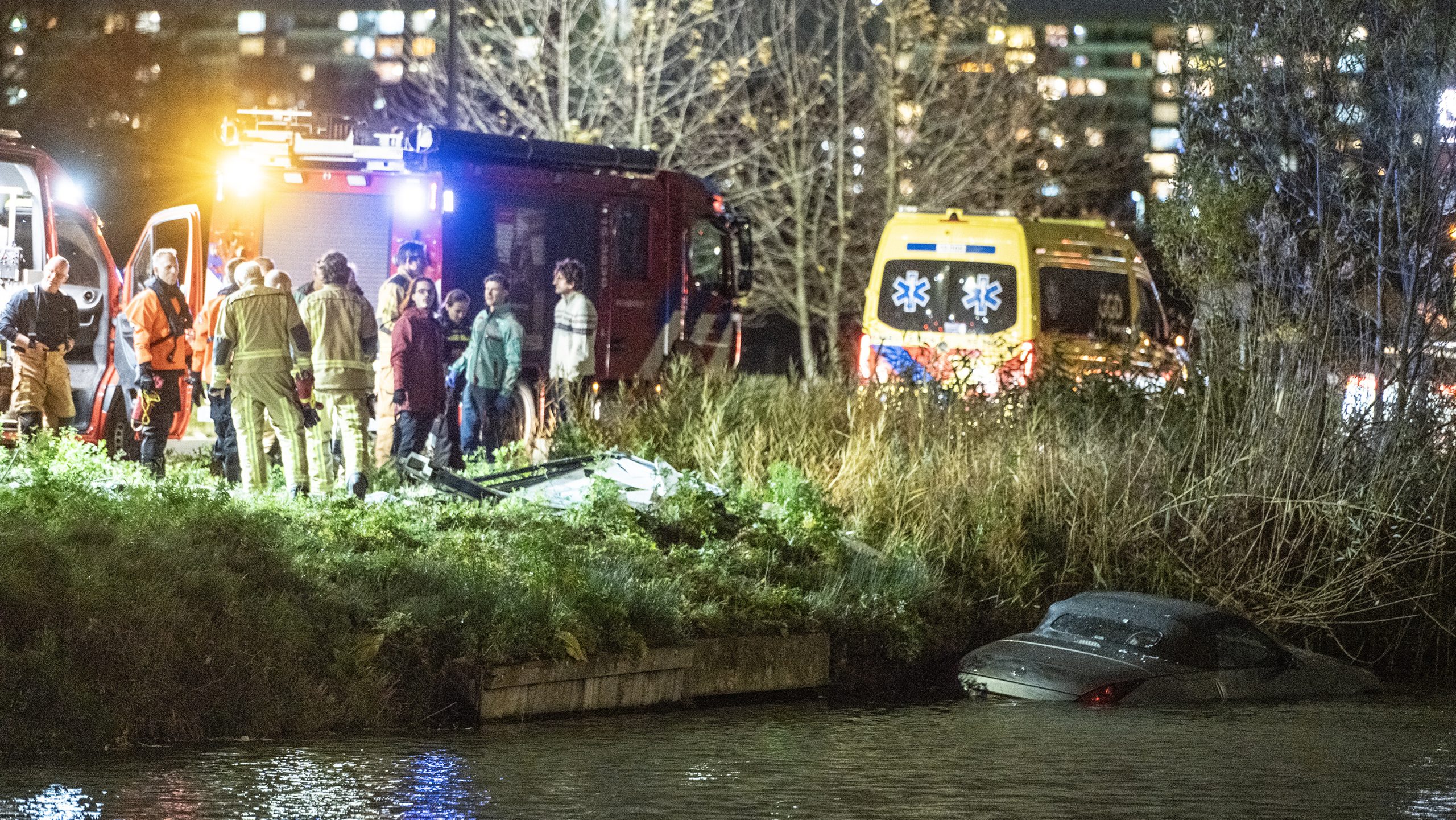 Auto te water aan Prinses Beatrixlaan, bestuurder komt met de schrik vrij