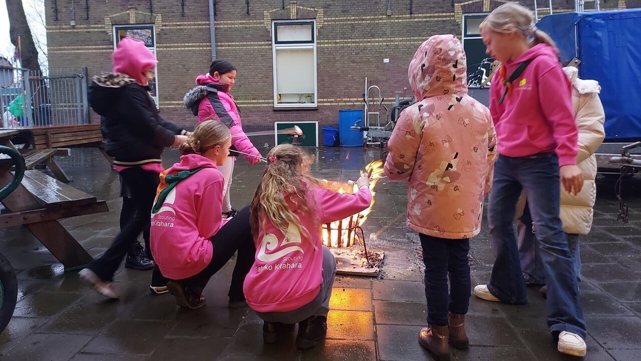 Scouting Satoko Kitahara bakt koekjes voor ouderen