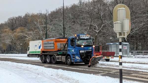 Strooiwagens rijden uit in winters Rijswijk