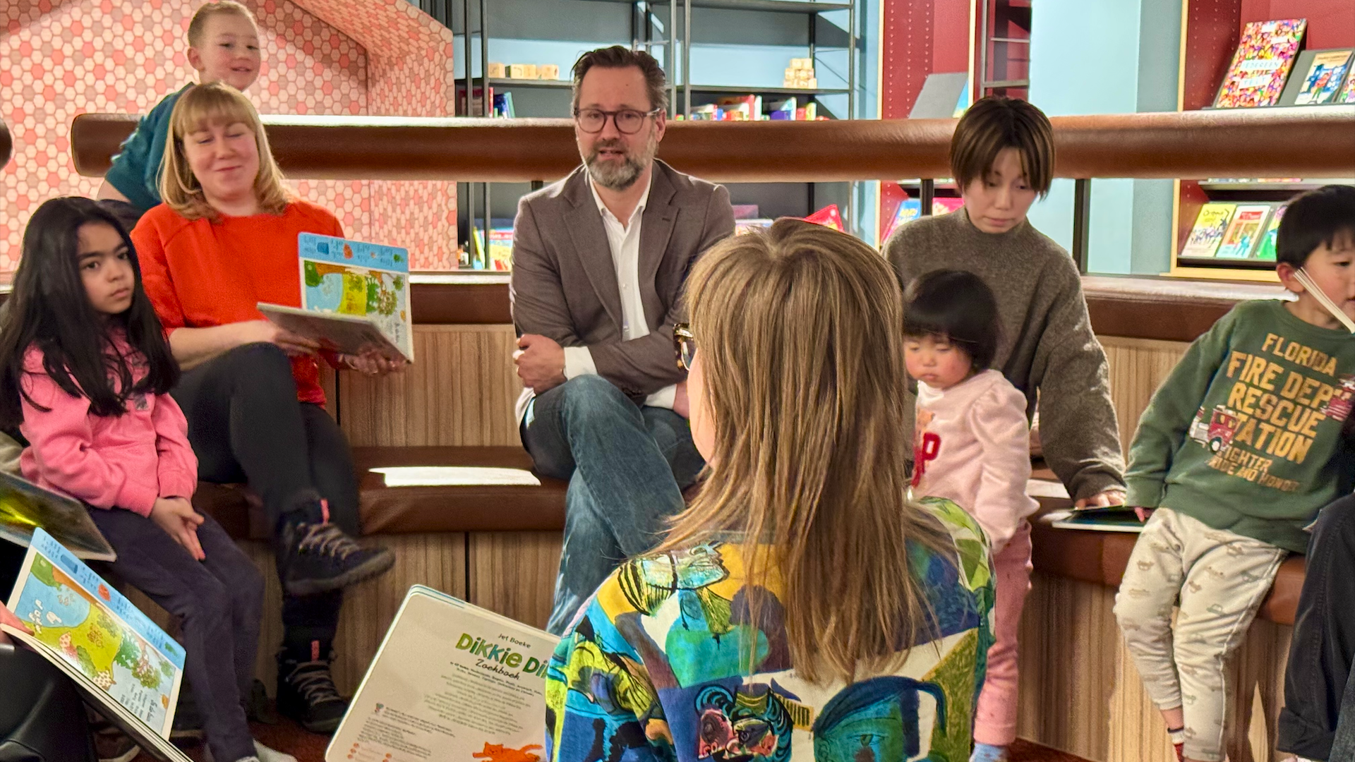 Wethouder leest voor tijdens Nationaal Voorleesontbijt in Bibliotheek Rijswijk Wethouder leest voor tijdens Nationaal Voorleesontbijt in Bibliotheek Rijswijk
