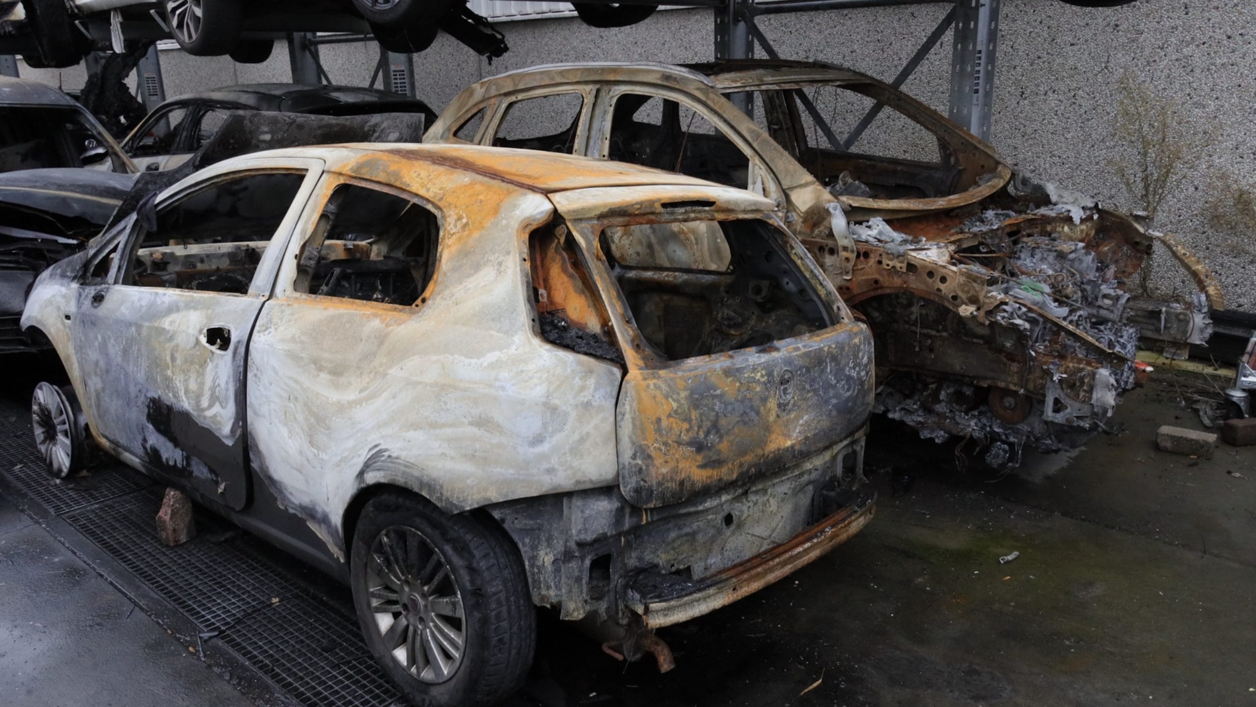 Ruim 80 vernielde auto’s in de regio door vuurwerk. Veel meer dan normaal