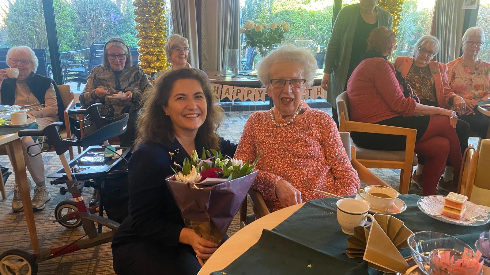 [VIDEO] Burgemeester verrast 100-jarige Rachel van der Wilden