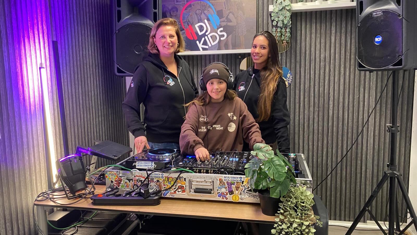 [VIDEO] DJ Kids leert kinderen in Rijswijk de fijne kneepjes van het vak