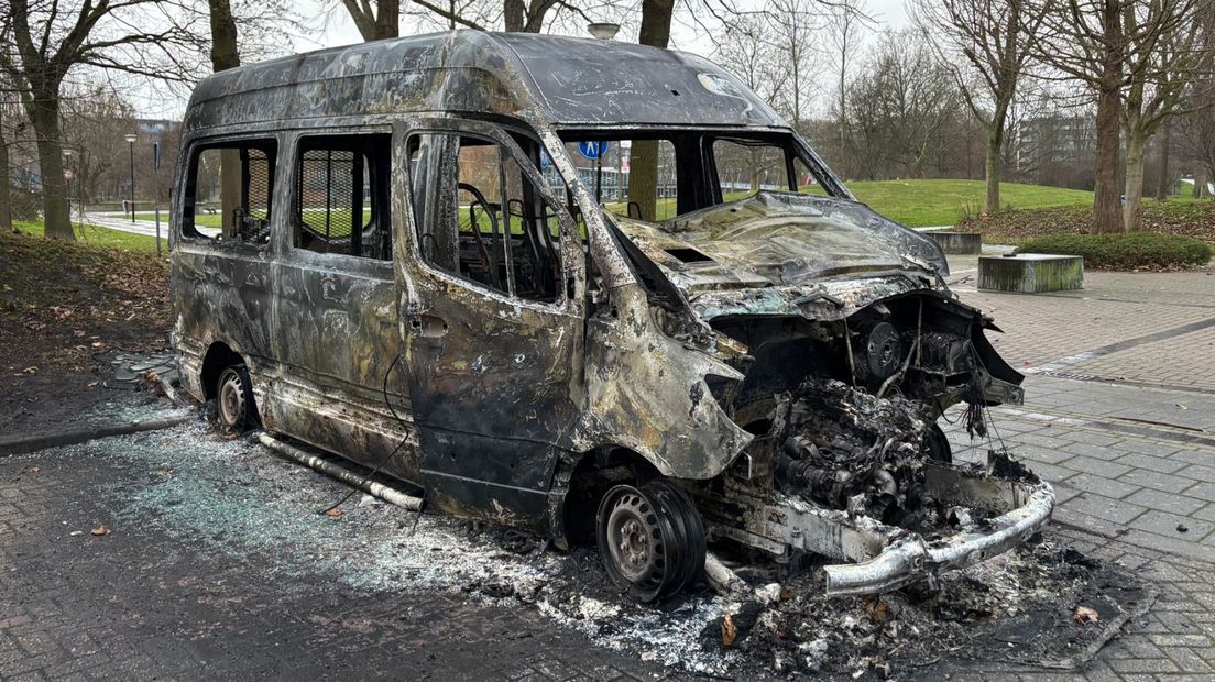Ouderenbus in vlammen opgegaan na vuurwerkbom Ouderenbus in vlammen opgegaan na vuurwerkbom